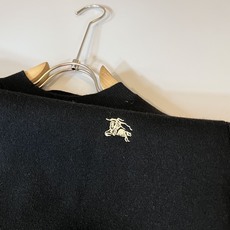 Bur*erry 巴*莉 2025秋冬新款男士针织羊毛衫,品牌最新设计元素!既不单调也不复杂,恰到好处的 Bur*erry 巴*莉 2025秋冬新款男士针织羊毛衫,品牌最新设计元素!既不单调也不复杂,恰到好处的