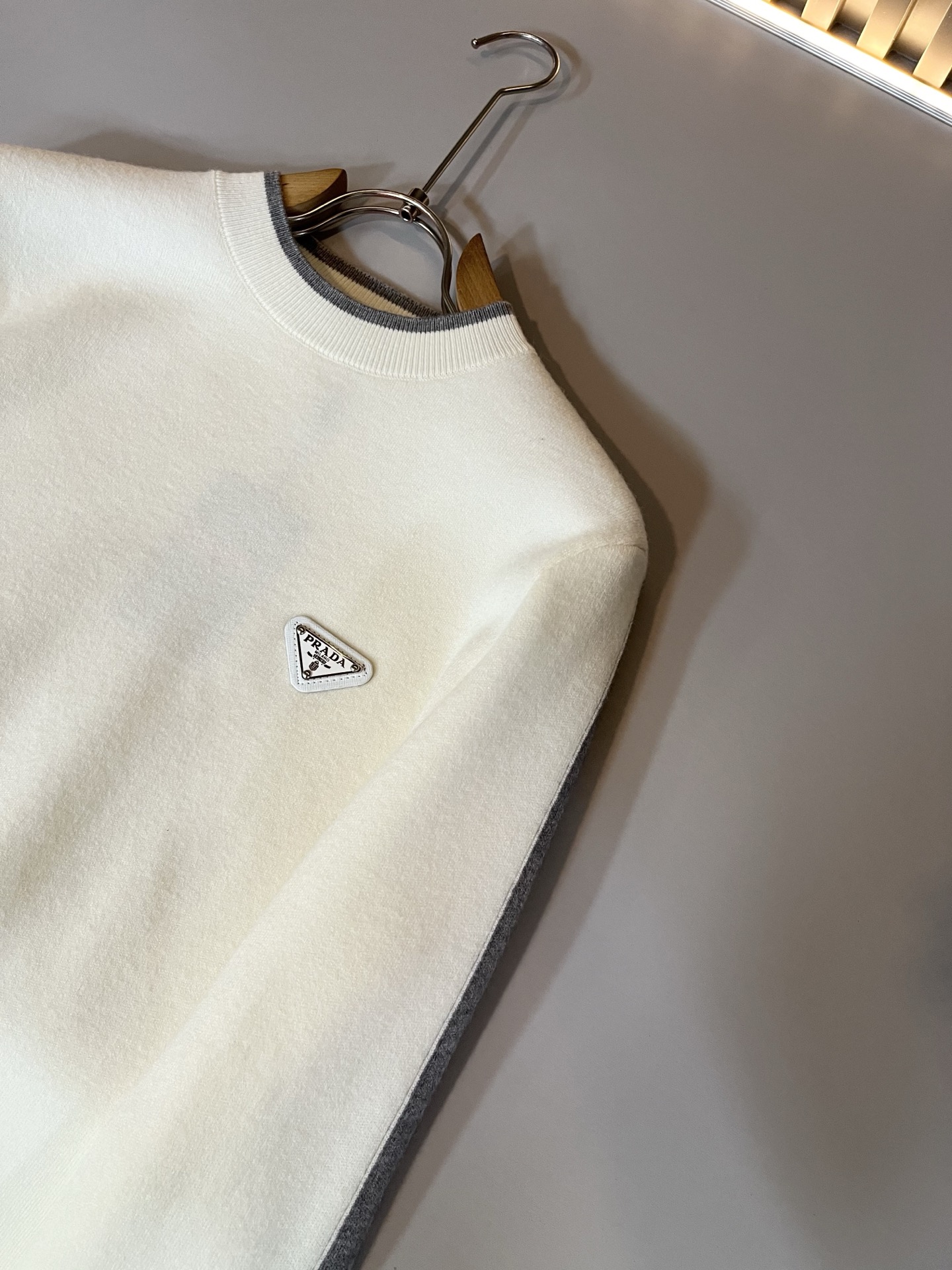 PRAD*A普*达2025秋冬新款男士针织羊毛衫，最新款全网独家首上！！~既经典有时尚百搭，谁不爱啊，将