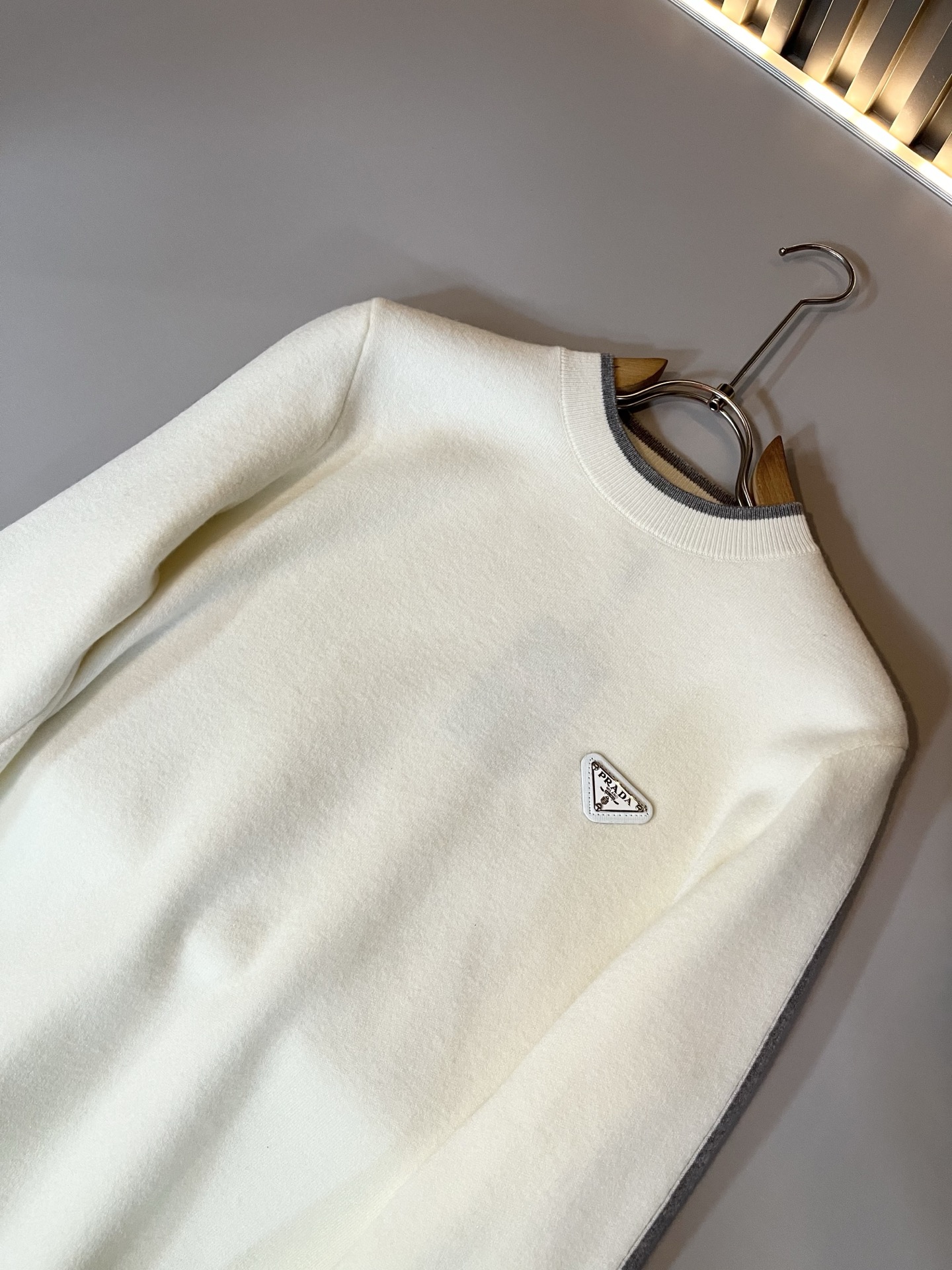 PRAD*A普*达2025秋冬新款男士针织羊毛衫，最新款全网独家首上！！~既经典有时尚百搭，谁不爱啊，将