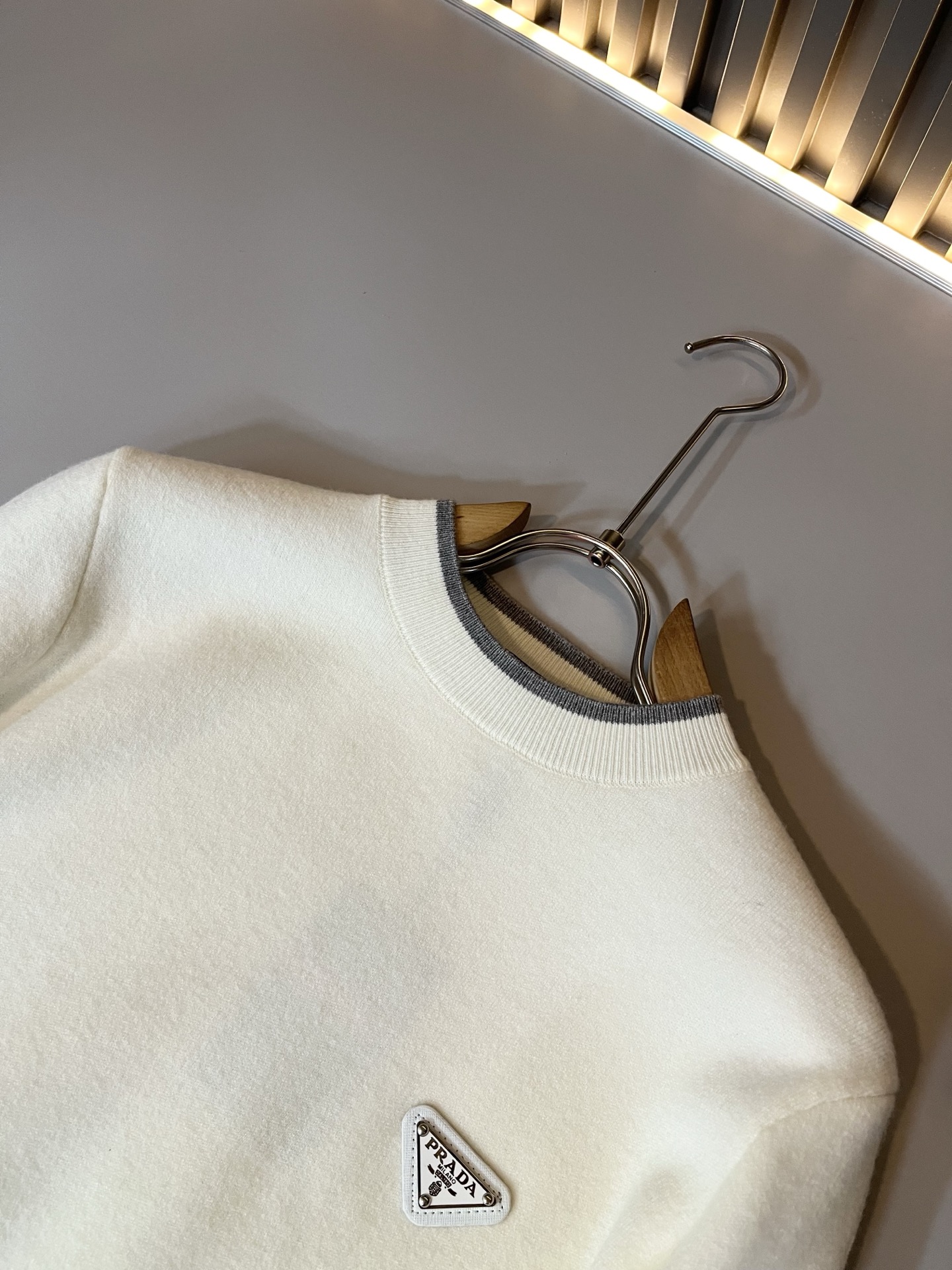 PRAD*A普*达2025秋冬新款男士针织羊毛衫，最新款全网独家首上！！~既经典有时尚百搭，谁不爱啊，将