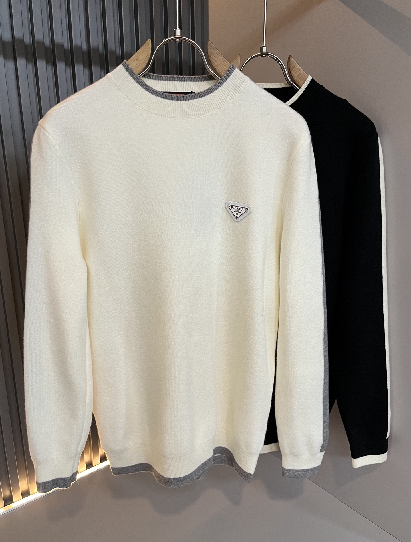 PRAD*A普*达2025秋冬新款男士针织羊毛衫，最新款全网独家首上！！~既经典有时尚百搭，谁不爱啊，将