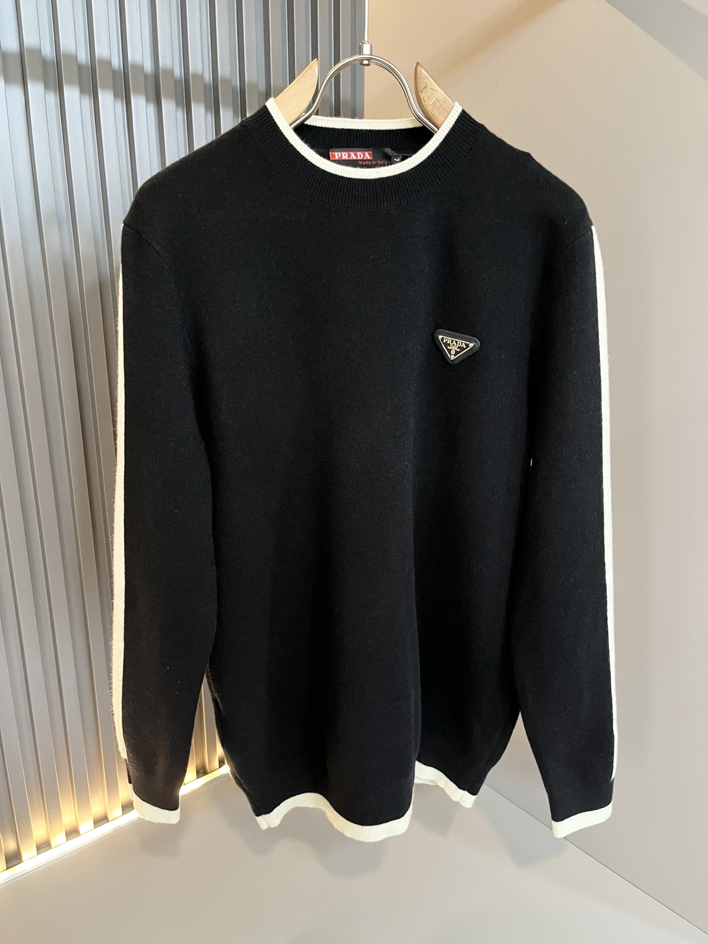 PRAD*A普*达2025秋冬新款男士针织羊毛衫，最新款全网独家首上！！~既经典有时尚百搭，谁不爱啊，将