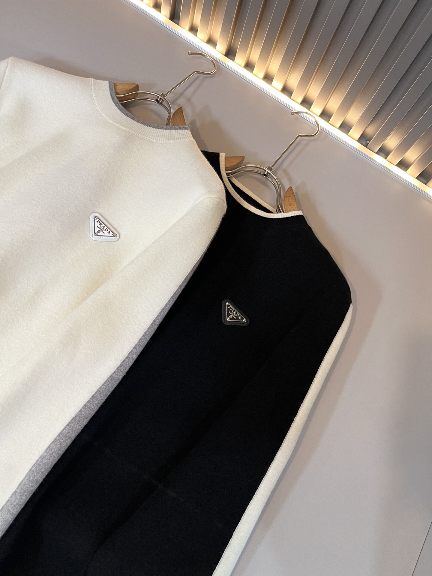 PRAD*A普*达2025秋冬新款男士针织羊毛衫，最新款全网独家首上！！~既经典有时尚百搭，谁不爱啊，将