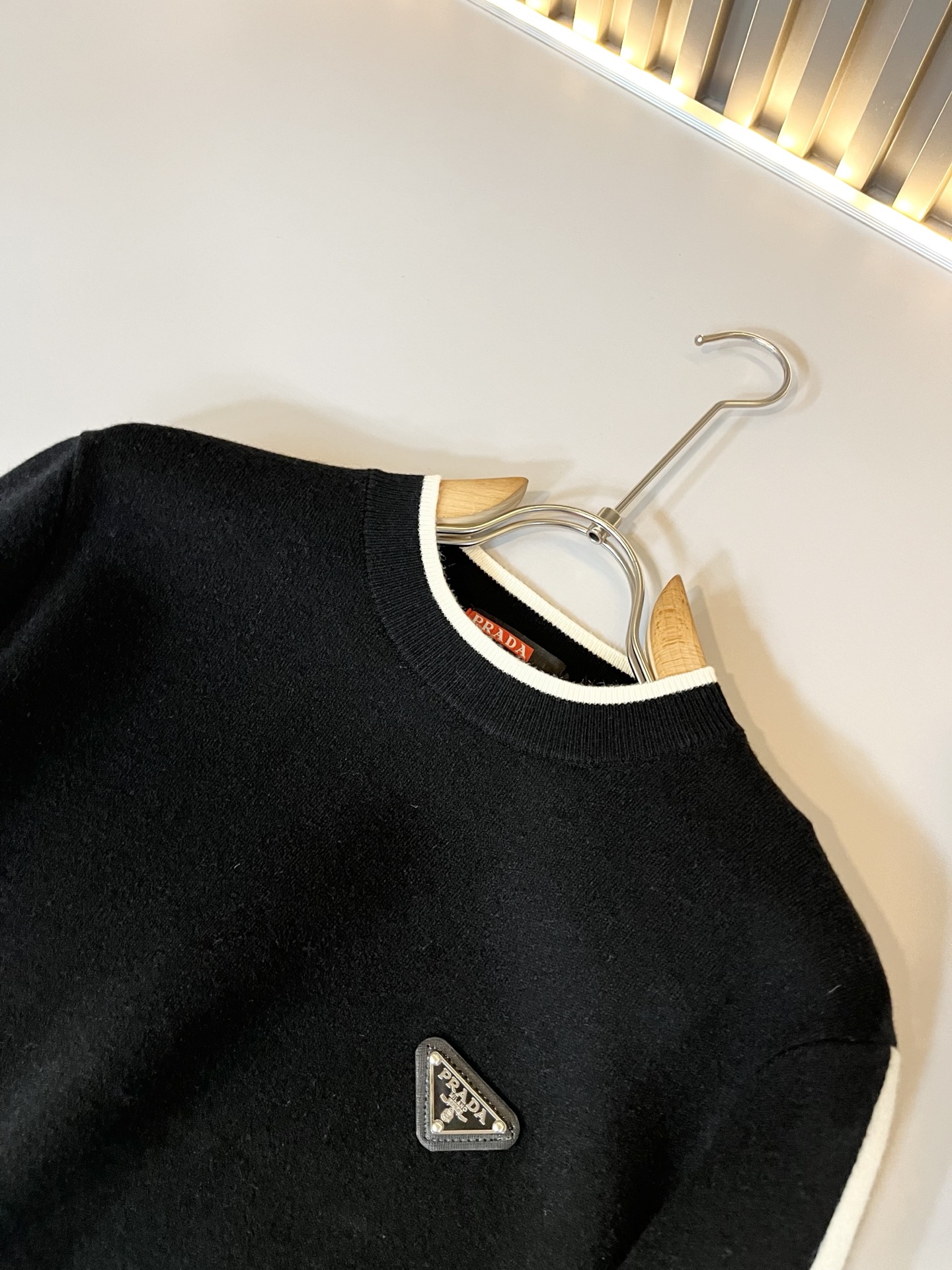 PRAD*A普*达2025秋冬新款男士针织羊毛衫，最新款全网独家首上！！~既经典有时尚百搭，谁不爱啊，将