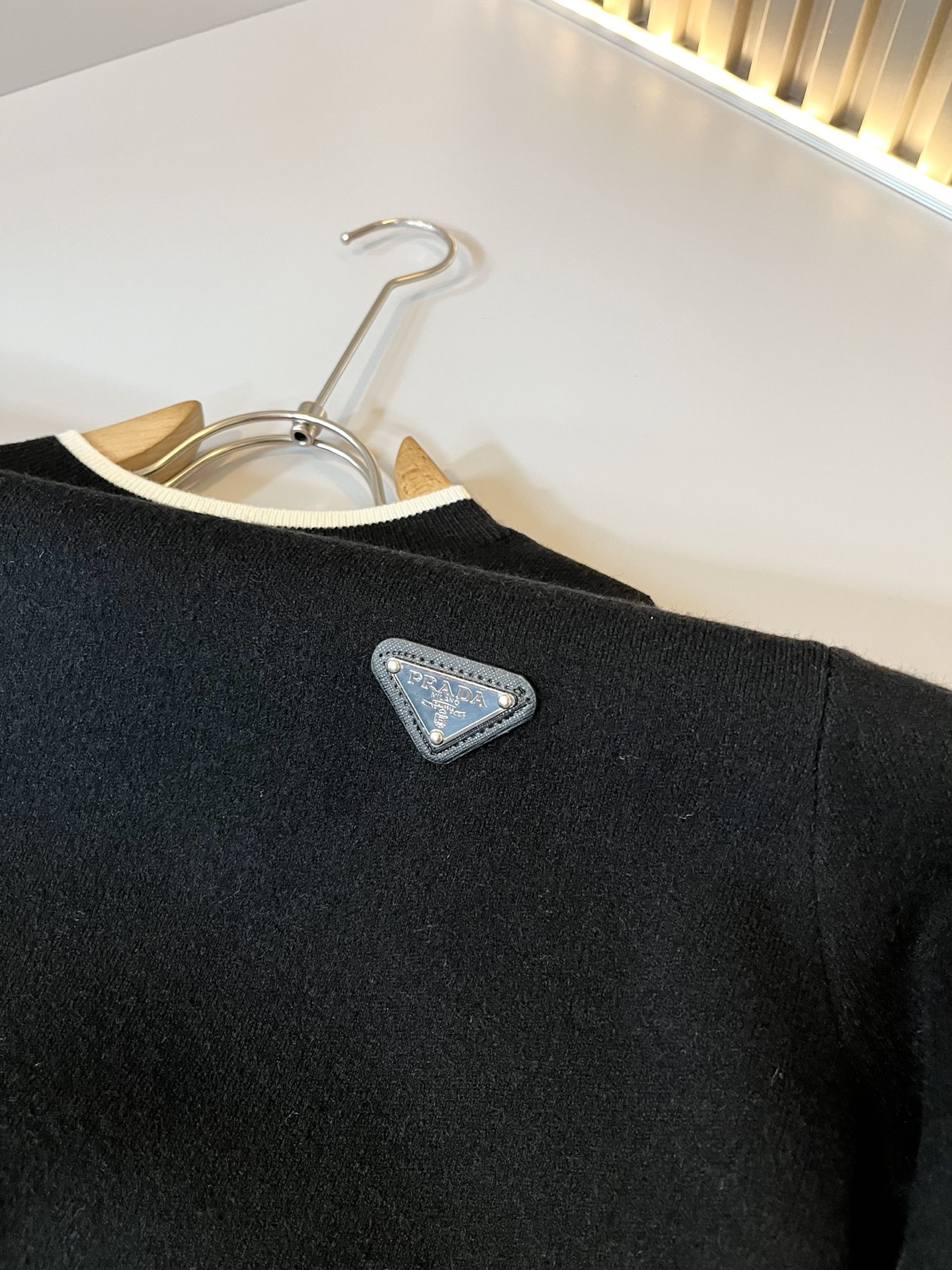 PRAD*A普*达2025秋冬新款男士针织羊毛衫，最新款全网独家首上！！~既经典有时尚百搭，谁不爱啊，将