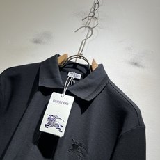 Bur*erry 巴*莉 2025秋冬新款男士长袖Polo衫,品牌最新设计元素!既不单调也不复杂,恰到好 Bur*erry 巴*莉 2025秋冬新款男士长袖Polo衫,品牌最新设计元素!既不单调也不复杂,恰到好