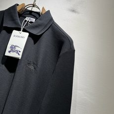 Bur*erry 巴*莉 2025秋冬新款男士长袖Polo衫,品牌最新设计元素!既不单调也不复杂,恰到好 Bur*erry 巴*莉 2025秋冬新款男士长袖Polo衫,品牌最新设计元素!既不单调也不复杂,恰到好