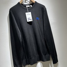 Bur*erry 巴*莉 2025秋冬新款男士针织羊毛衫,品牌最新设计元素!既不单调也不复杂,恰到好处的 Bur*erry 巴*莉 2025秋冬新款男士针织羊毛衫,品牌最新设计元素!既不单调也不复杂,恰到好处的