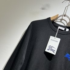 Bur*erry 巴*莉 2025秋冬新款男士针织羊毛衫,品牌最新设计元素!既不单调也不复杂,恰到好处的 Bur*erry 巴*莉 2025秋冬新款男士针织羊毛衫,品牌最新设计元素!既不单调也不复杂,恰到好处的