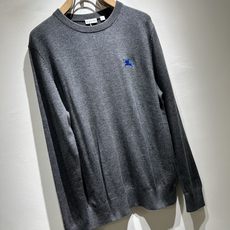 Bur*erry 巴*莉 2025秋冬新款男士针织羊毛衫,品牌最新设计元素!既不单调也不复杂,恰到好处的 Bur*erry 巴*莉 2025秋冬新款男士针织羊毛衫,品牌最新设计元素!既不单调也不复杂,恰到好处的