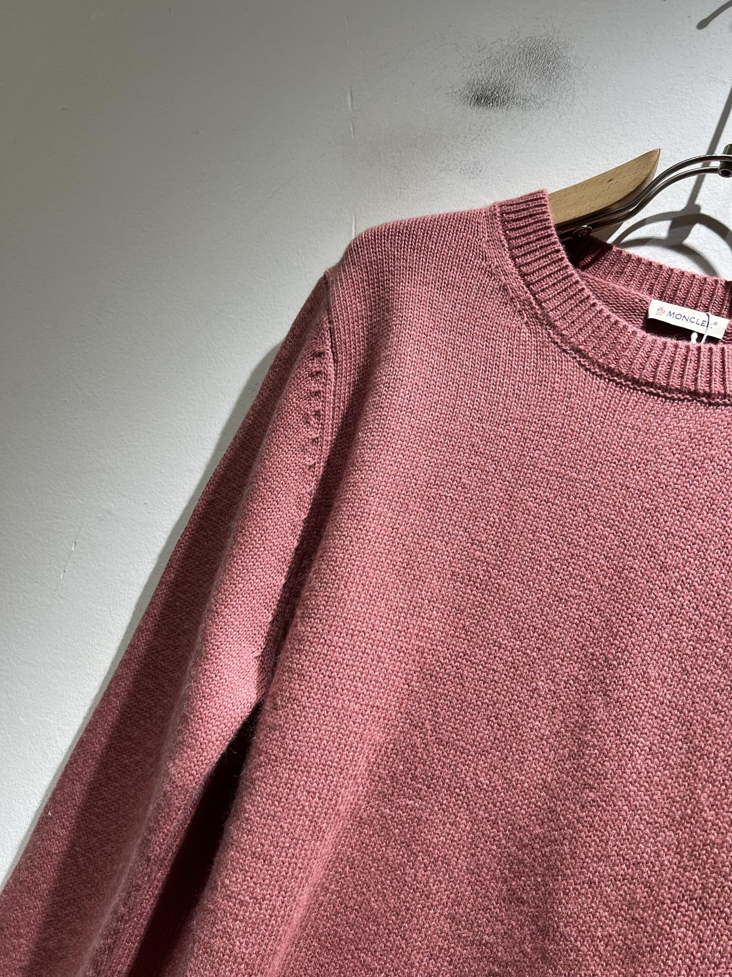 Moncl*r蒙*口 2025秋冬男女同款情侣款👫最新的贸易订单针织羊毛衫，全品相！！网红款！工艺采用针