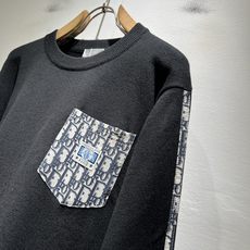 Dio*迪家 2025秋冬新款男女同款👫针织羊毛衫,专柜同步发售!定制专属羊毛🐑面料,从容百搭,档次极高 Dio*迪家 2025秋冬新款男女同款👫针织羊毛衫,专柜同步发售!定制专属羊毛🐑面料,从容百搭,档次极高