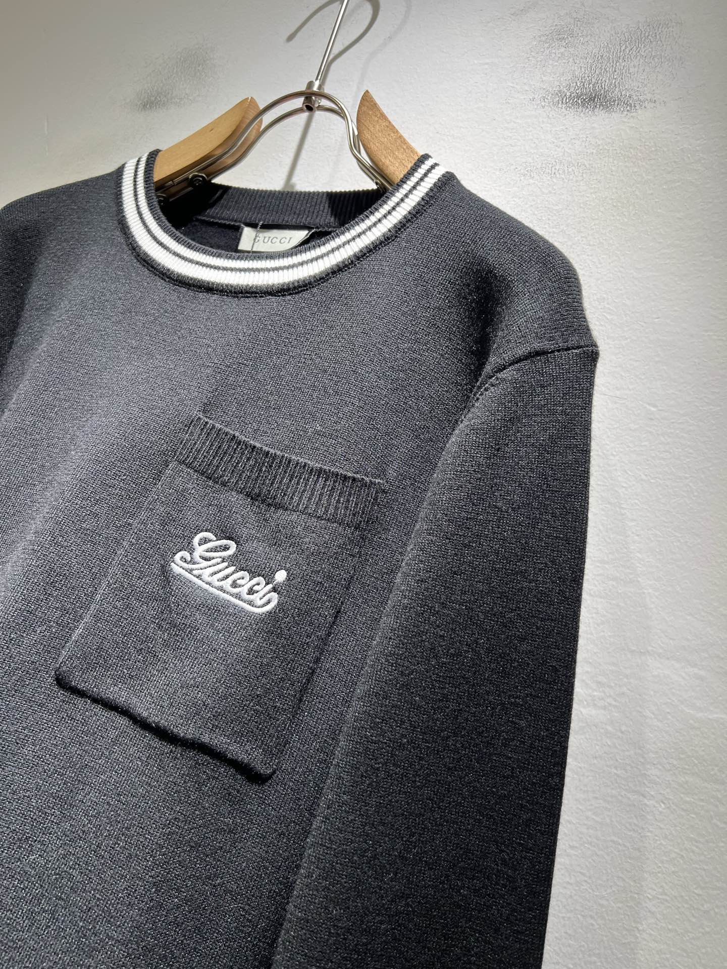 GUC*I 古家 2025秋冬新款男女同款👫 针织羊毛衫，胸前标志logo刺绣设计！贸易公司渠道稀出，同