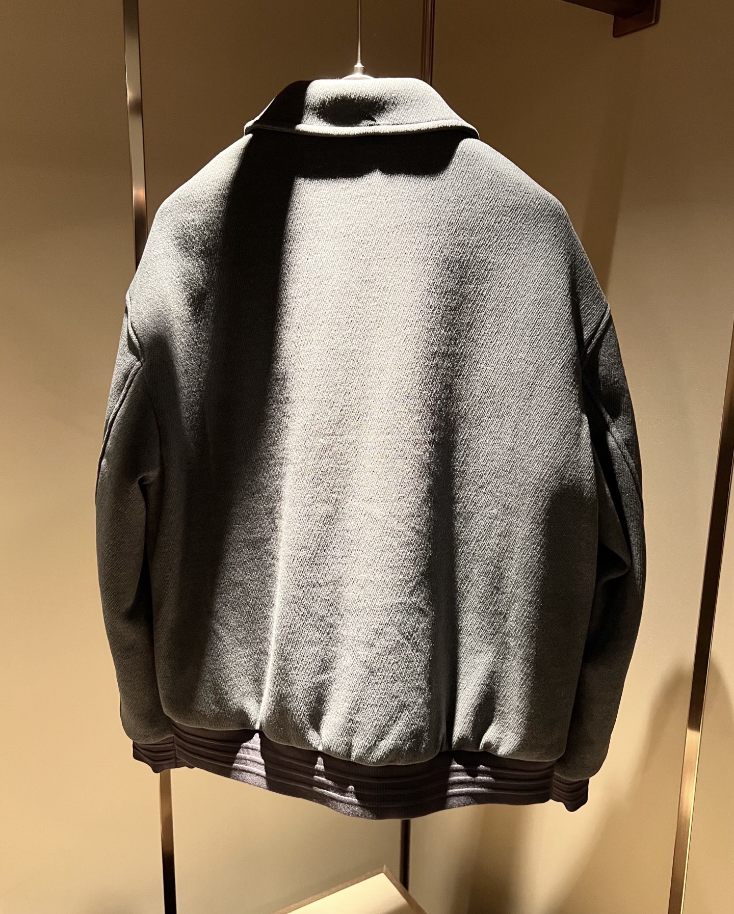 Loro Piana诺悠翩雅 2025秋冬新款男女同款👫 羊毛羽绒服外套，胸前刺绣logo修饰！贸易公司