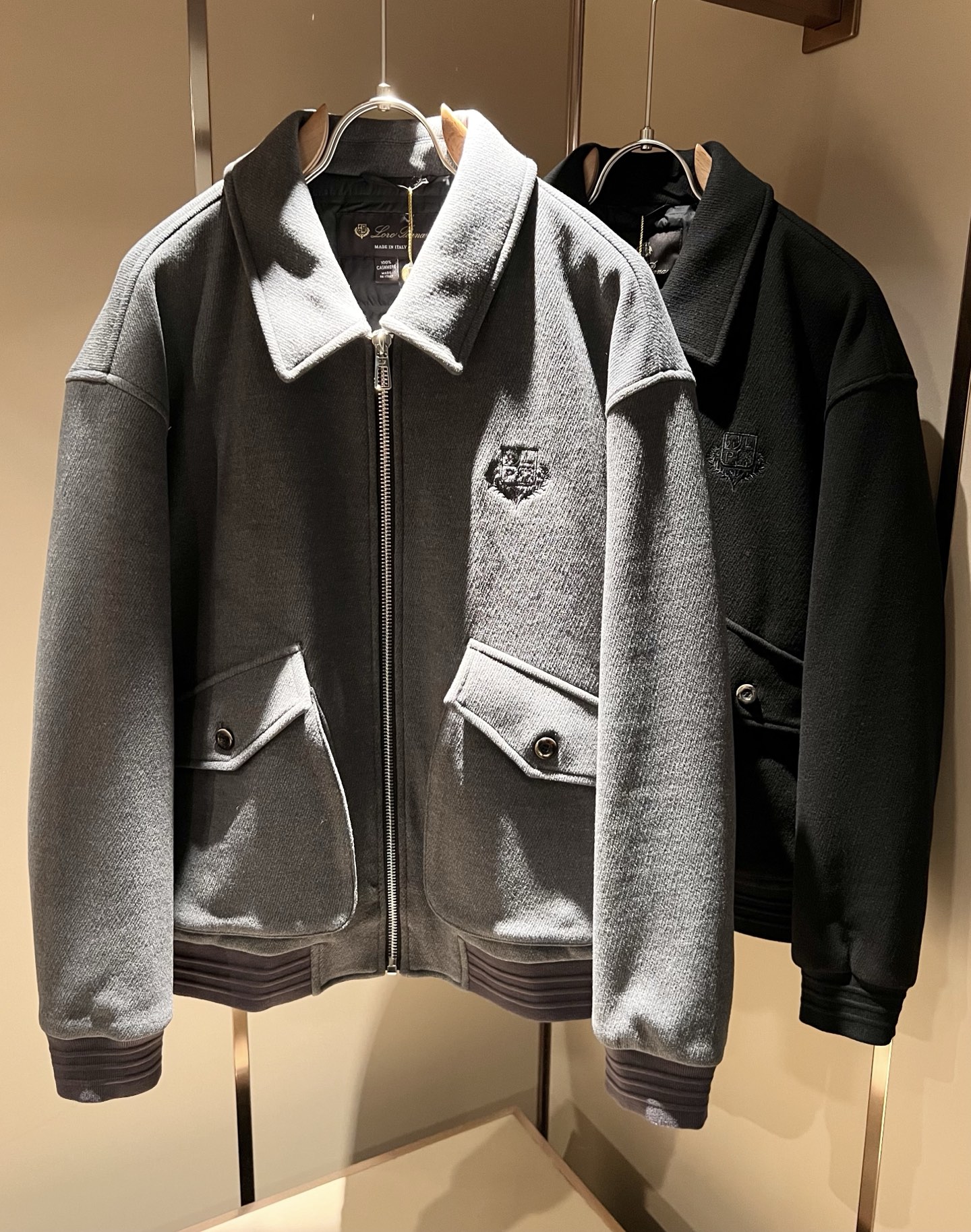 Loro Piana诺悠翩雅 2025秋冬新款男女同款👫 羊毛羽绒服外套，胸前刺绣logo修饰！贸易公司