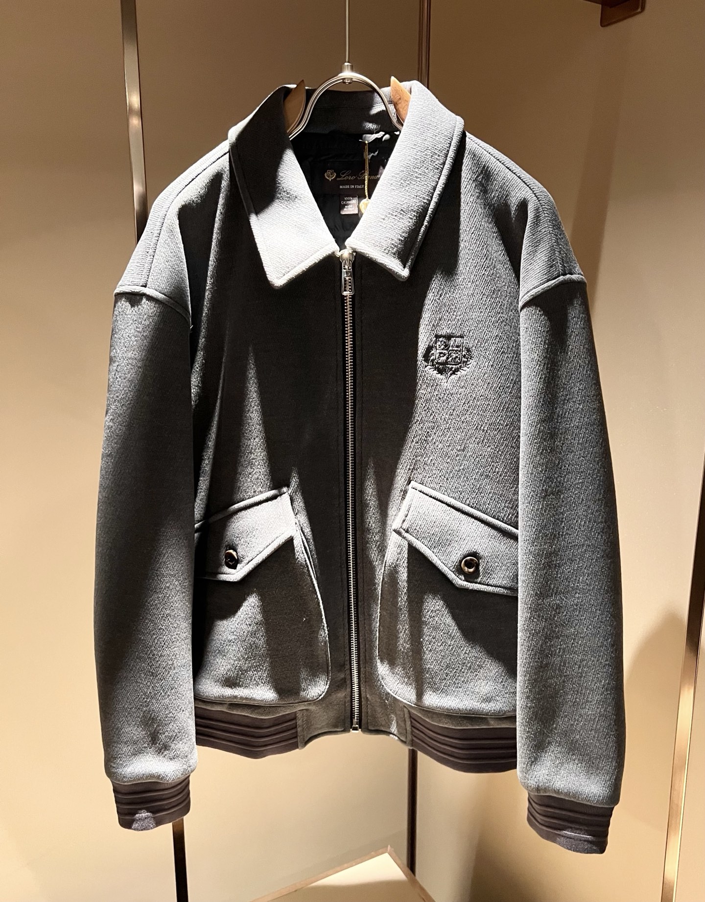 Loro Piana诺悠翩雅 2025秋冬新款男女同款👫 羊毛羽绒服外套，胸前刺绣logo修饰！贸易公司