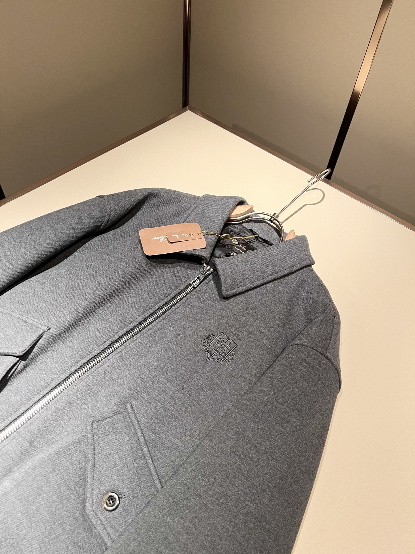 Loro Piana诺悠翩雅 2025秋冬新款男女同款👫 羊毛羽绒服外套，胸前刺绣logo修饰！贸易公司