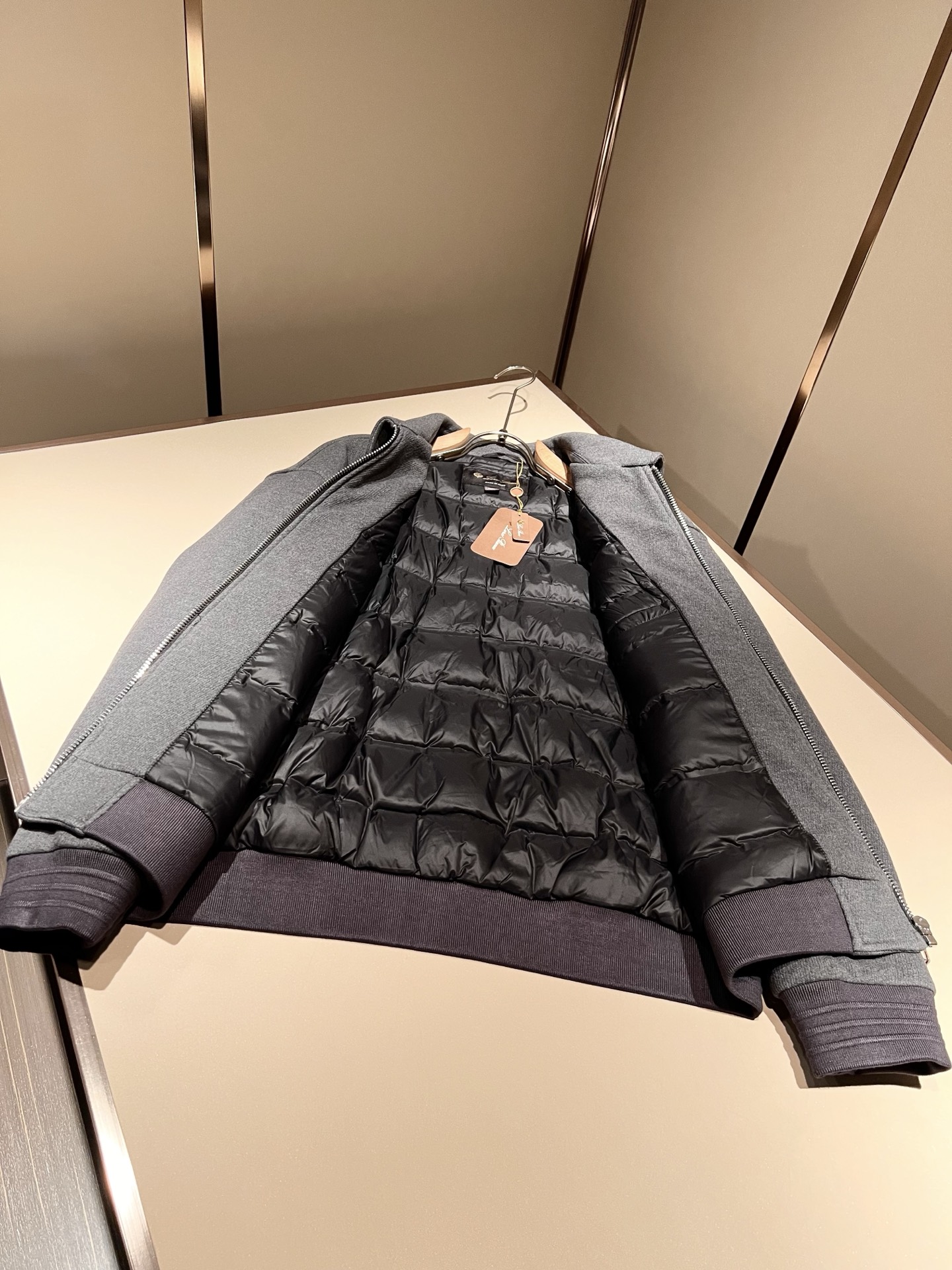 Loro Piana诺悠翩雅 2025秋冬新款男女同款👫 羊毛羽绒服外套，胸前刺绣logo修饰！贸易公司