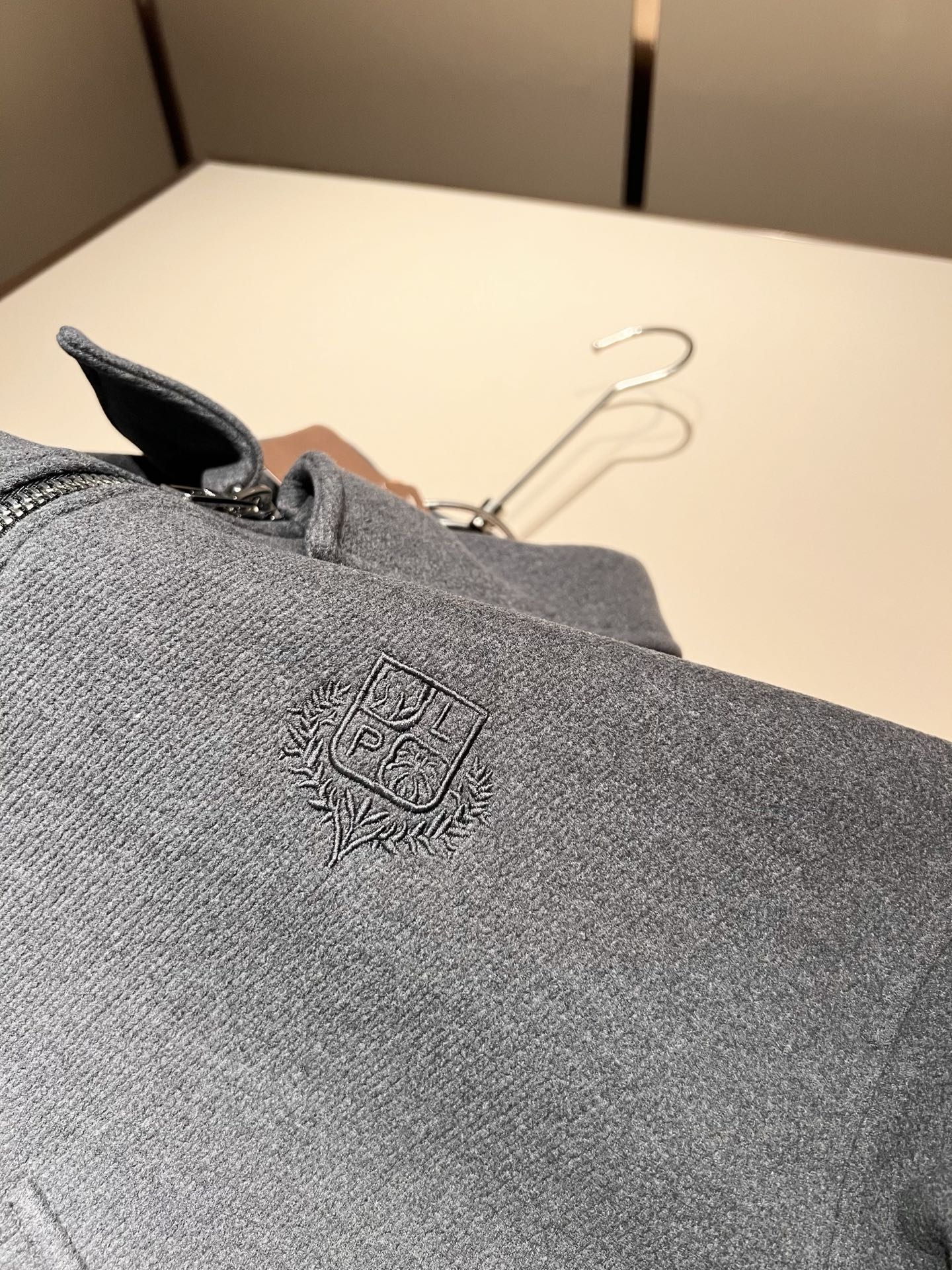 Loro Piana诺悠翩雅 2025秋冬新款男女同款👫 羊毛羽绒服外套，胸前刺绣logo修饰！贸易公司