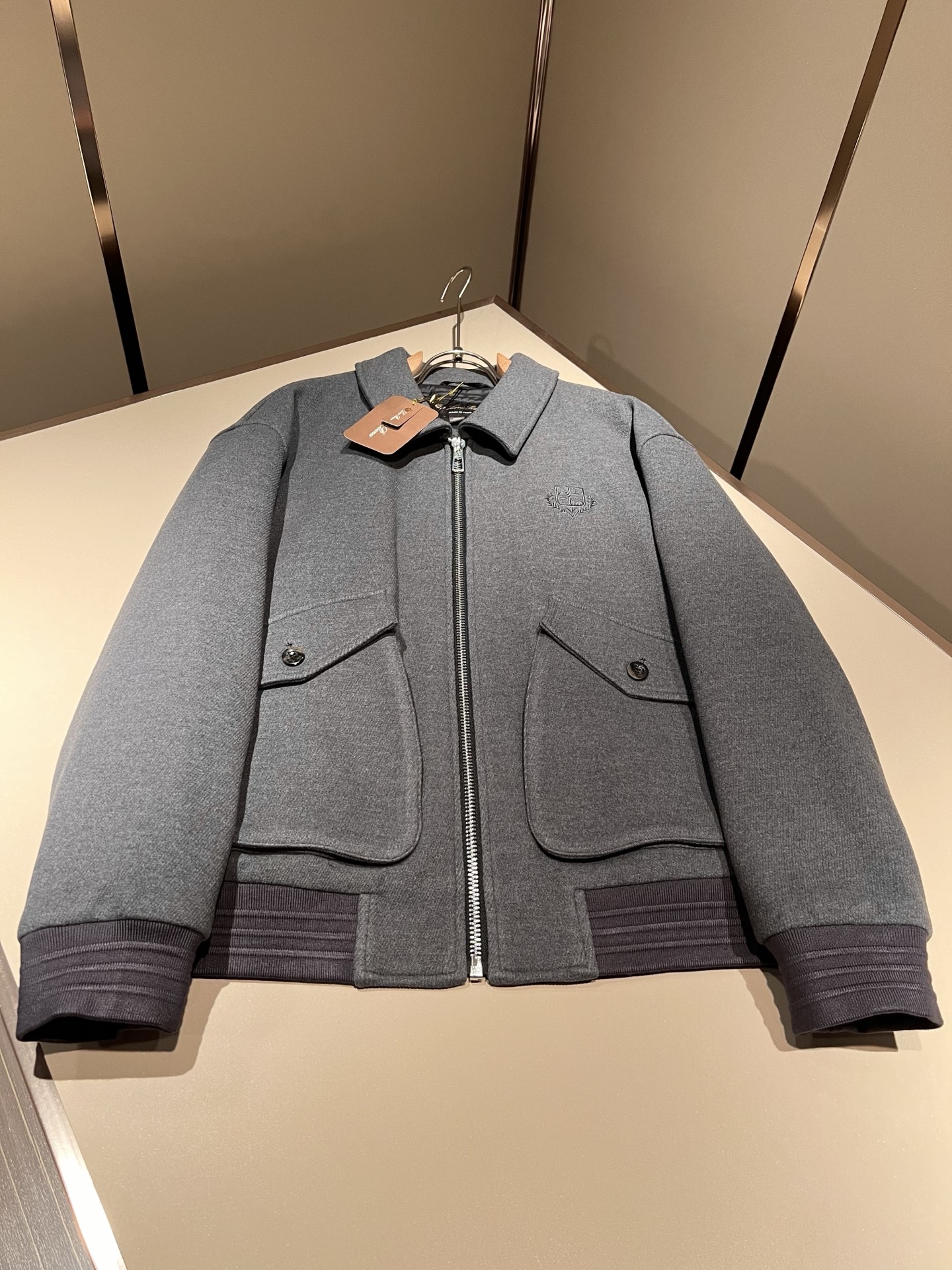 Loro Piana诺悠翩雅 2025秋冬新款男女同款👫 羊毛羽绒服外套，胸前刺绣logo修饰！贸易公司