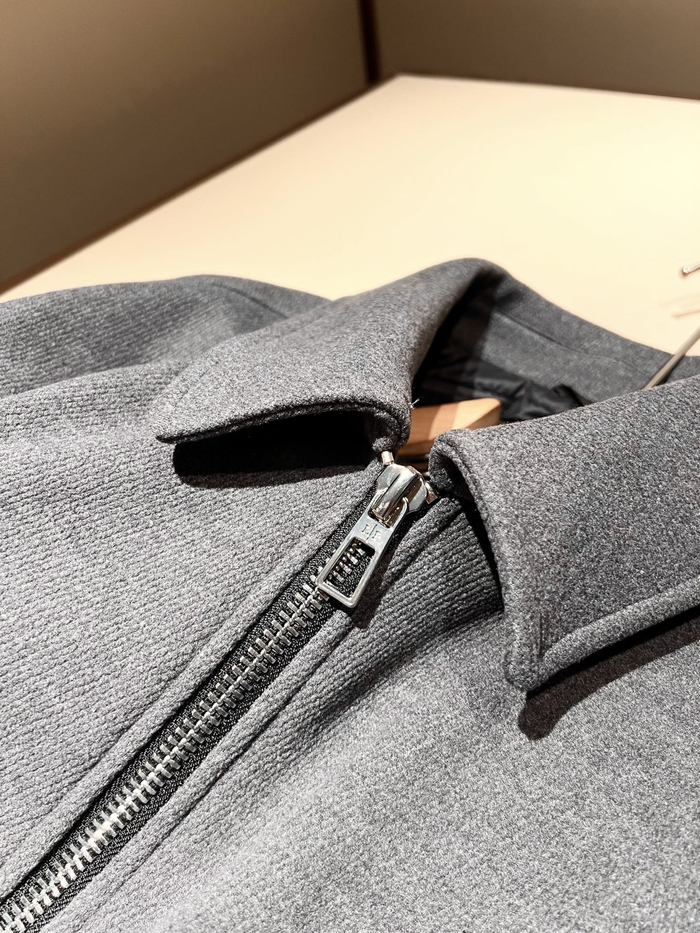 Loro Piana诺悠翩雅 2025秋冬新款男女同款👫 羊毛羽绒服外套，胸前刺绣logo修饰！贸易公司