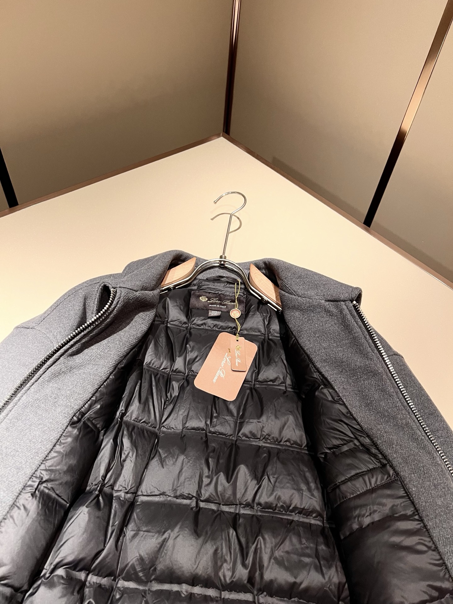 Loro Piana诺悠翩雅 2025秋冬新款男女同款👫 羊毛羽绒服外套，胸前刺绣logo修饰！贸易公司