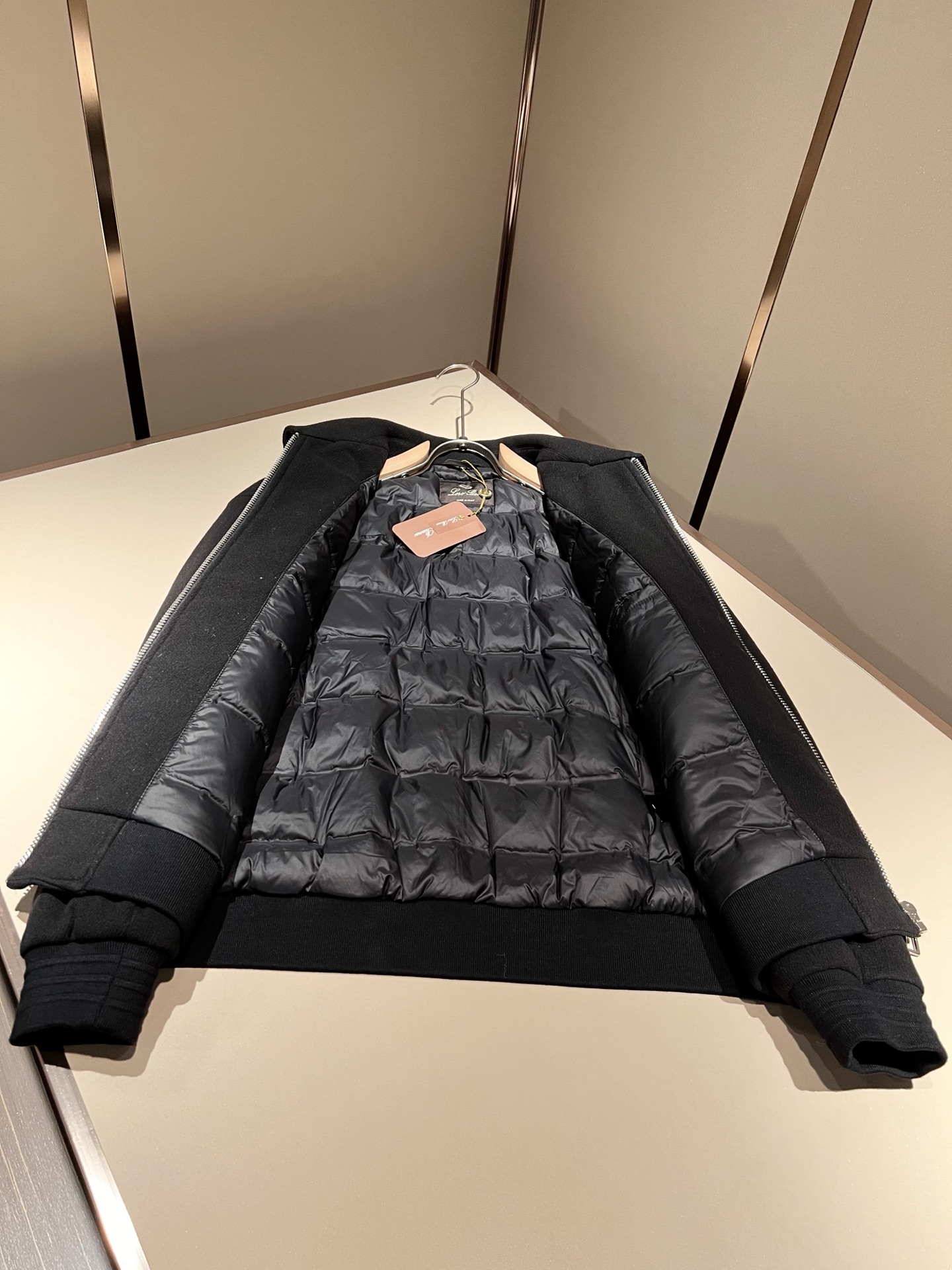 Loro Piana诺悠翩雅 2025秋冬新款男女同款👫 羊毛羽绒服外套，胸前刺绣logo修饰！贸易公司