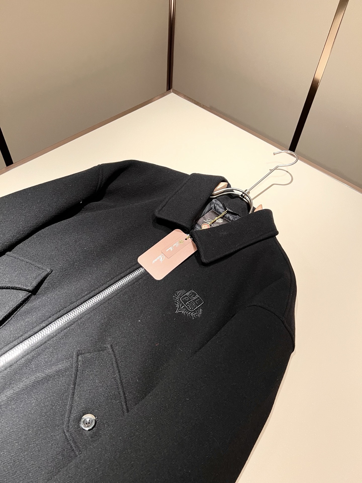 Loro Piana诺悠翩雅 2025秋冬新款男女同款👫 羊毛羽绒服外套，胸前刺绣logo修饰！贸易公司