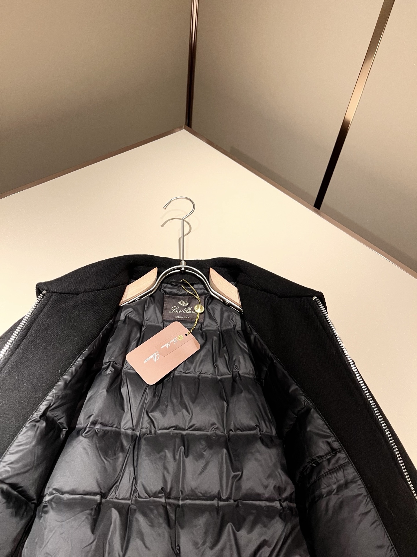 Loro Piana诺悠翩雅 2025秋冬新款男女同款👫 羊毛羽绒服外套，胸前刺绣logo修饰！贸易公司