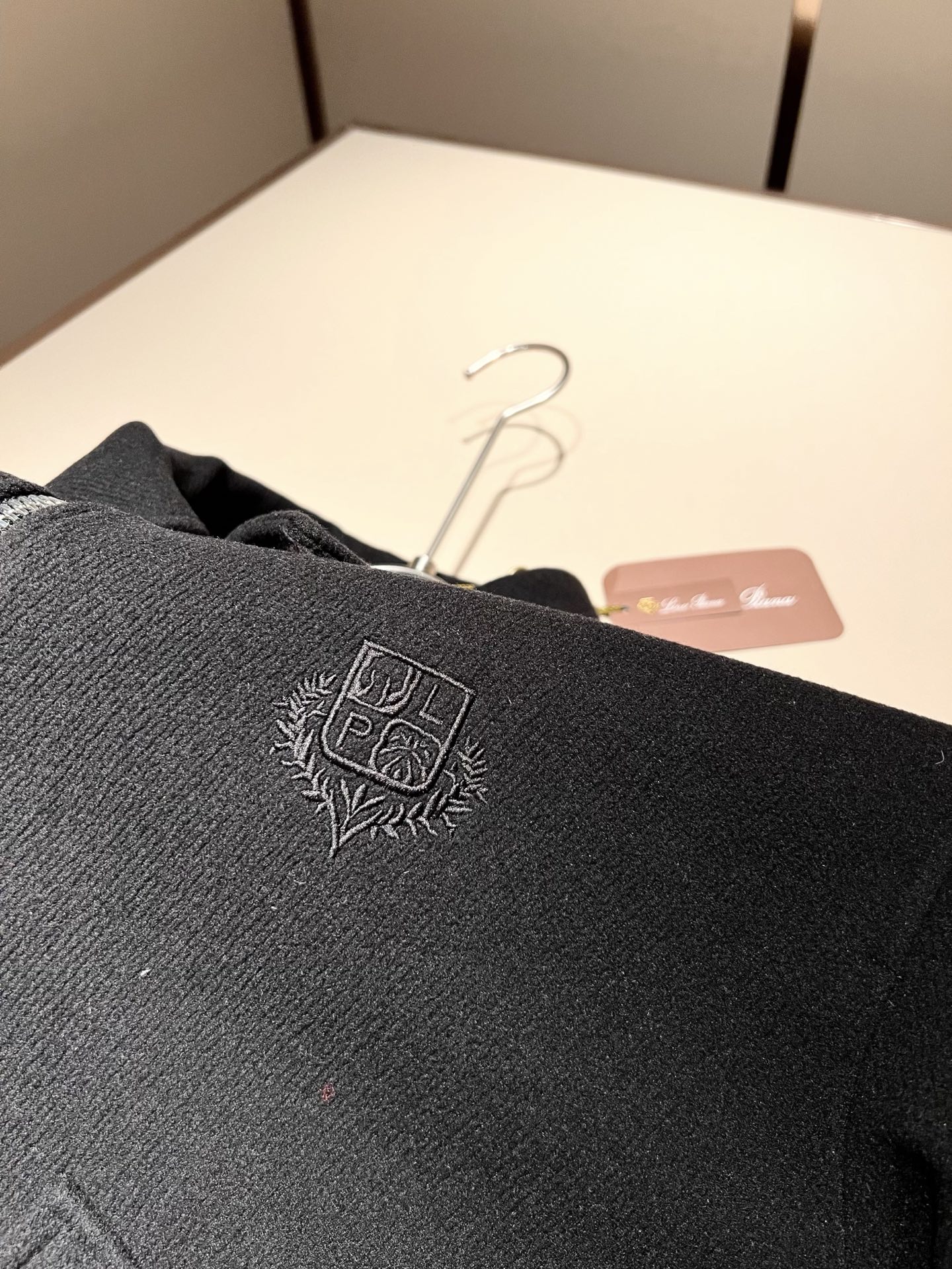 Loro Piana诺悠翩雅 2025秋冬新款男女同款👫 羊毛羽绒服外套，胸前刺绣logo修饰！贸易公司