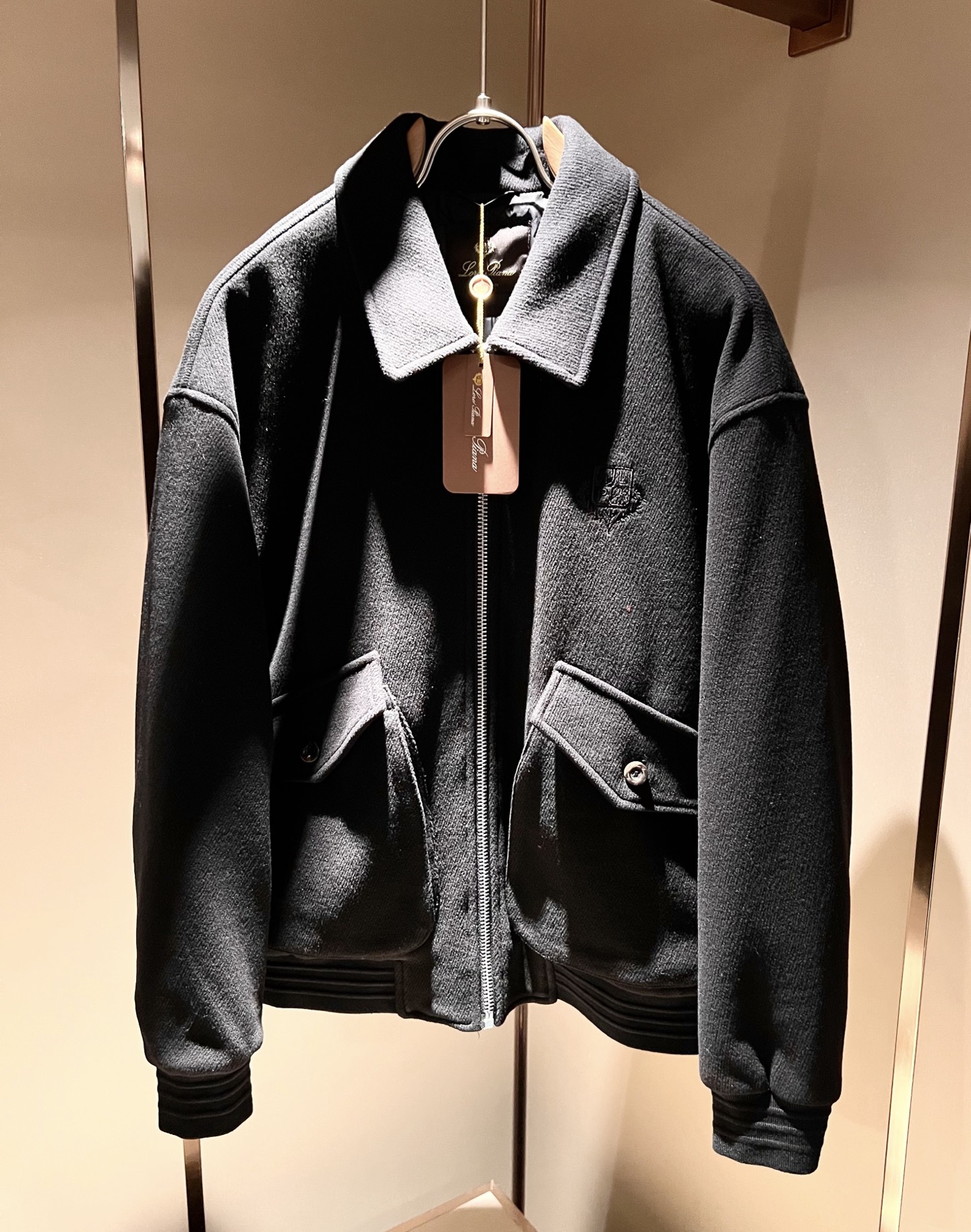 Loro Piana诺悠翩雅 2025秋冬新款男女同款👫 羊毛羽绒服外套，胸前刺绣logo修饰！贸易公司