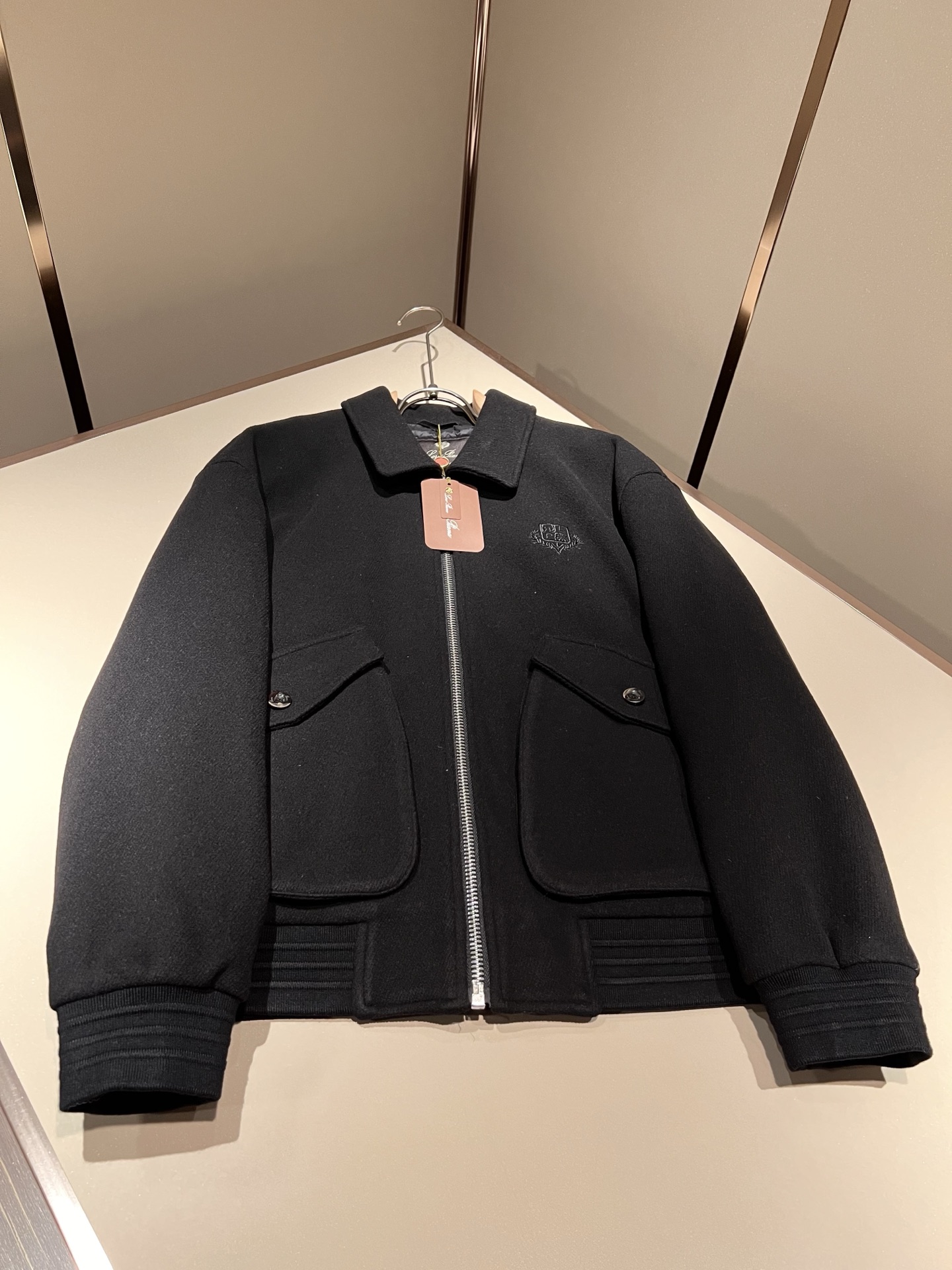 Loro Piana诺悠翩雅 2025秋冬新款男女同款👫 羊毛羽绒服外套，胸前刺绣logo修饰！贸易公司