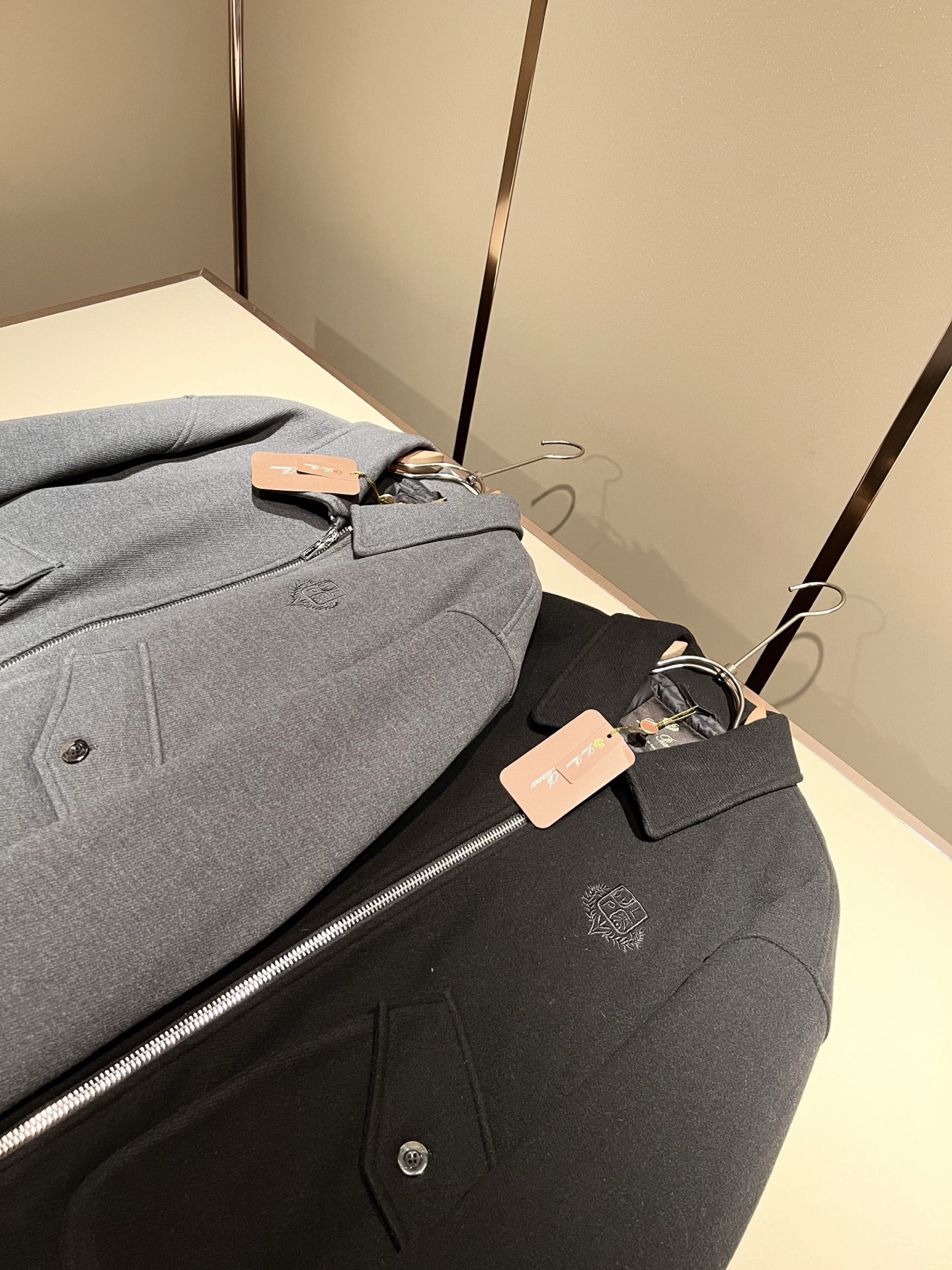 Loro Piana诺悠翩雅 2025秋冬新款男女同款👫 羊毛羽绒服外套，胸前刺绣logo修饰！贸易公司