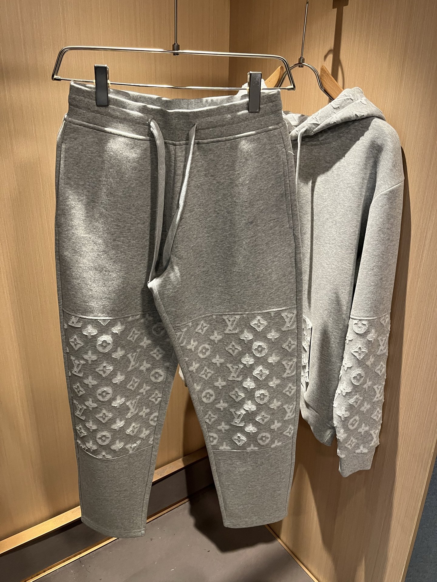 Louis Vuit*on 路易家族 2025秋冬新款套装，轻奢休闲套装，男女同款👫装饰！路易家族的新高