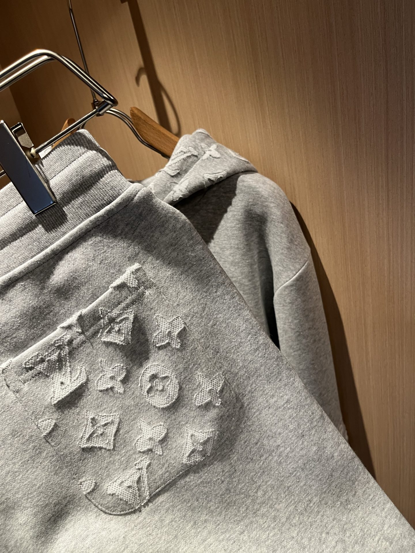 Louis Vuit*on 路易家族 2025秋冬新款套装，轻奢休闲套装，男女同款👫装饰！路易家族的新高