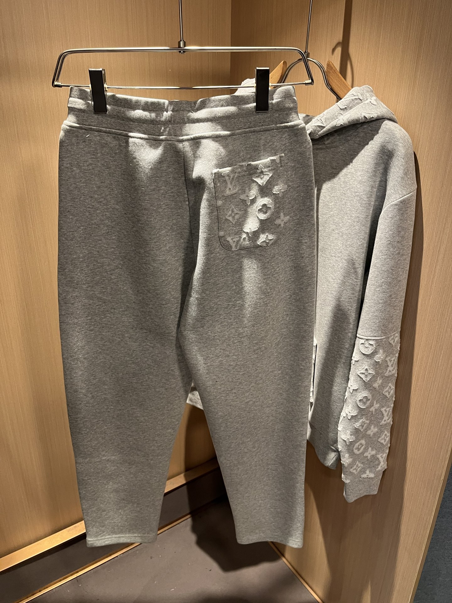 Louis Vuit*on 路易家族 2025秋冬新款套装，轻奢休闲套装，男女同款👫装饰！路易家族的新高