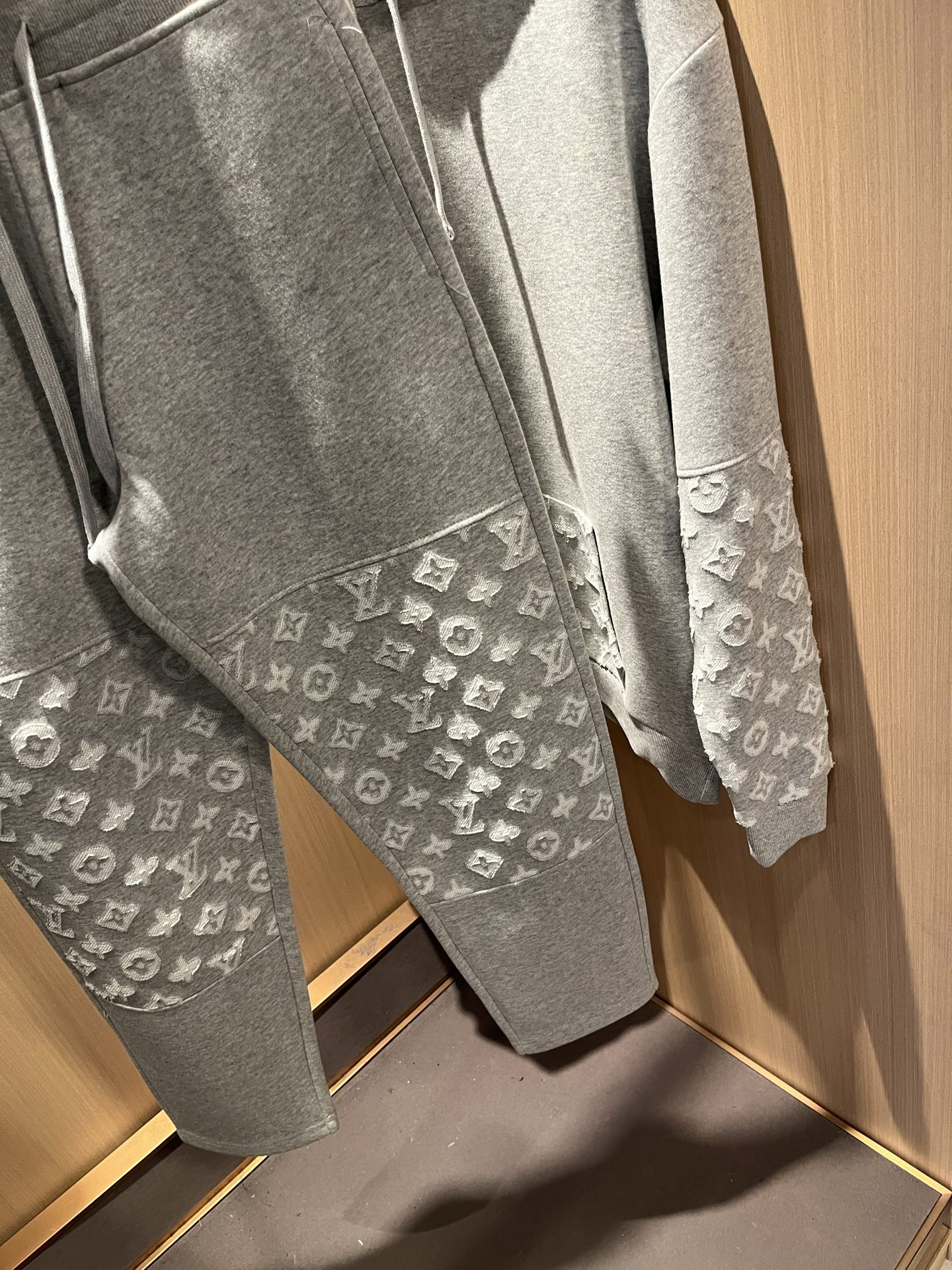 Louis Vuit*on 路易家族 2025秋冬新款套装，轻奢休闲套装，男女同款👫装饰！路易家族的新高