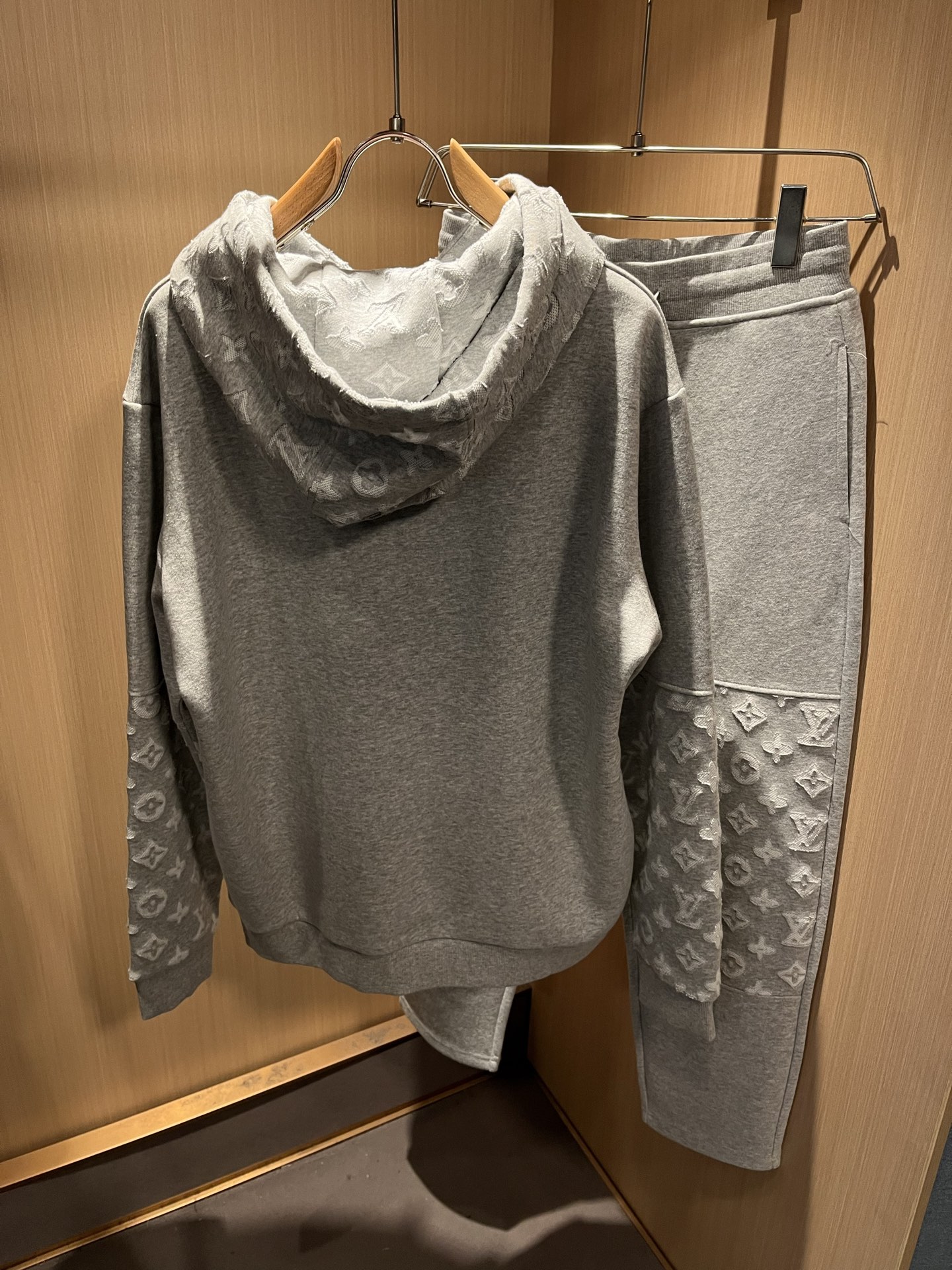 Louis Vuit*on 路易家族 2025秋冬新款套装，轻奢休闲套装，男女同款👫装饰！路易家族的新高