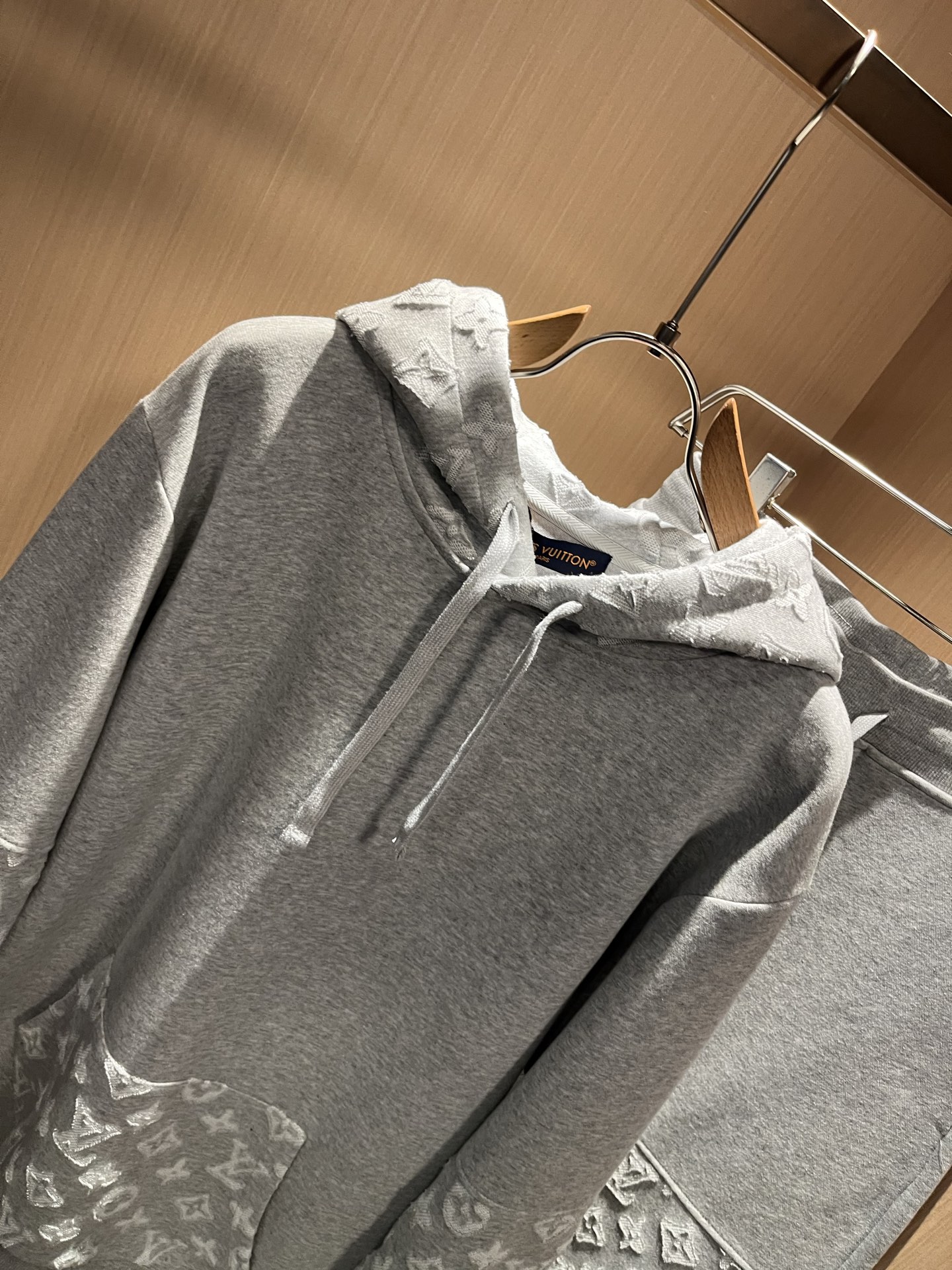 Louis Vuit*on 路易家族 2025秋冬新款套装，轻奢休闲套装，男女同款👫装饰！路易家族的新高