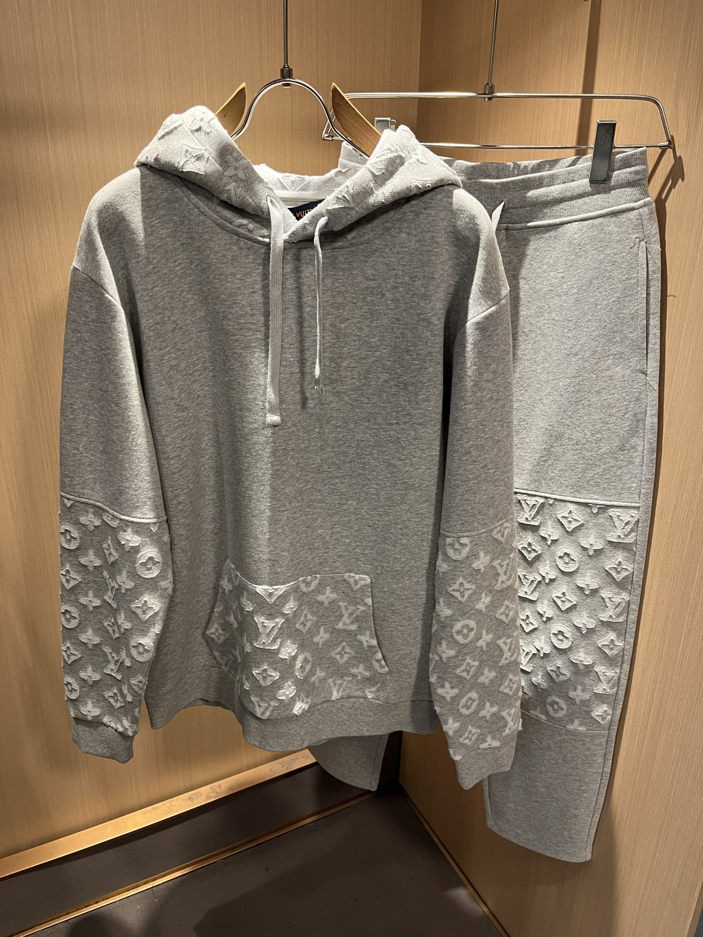 Louis Vuit*on 路易家族 2025秋冬新款套装，轻奢休闲套装，男女同款👫装饰！路易家族的新高