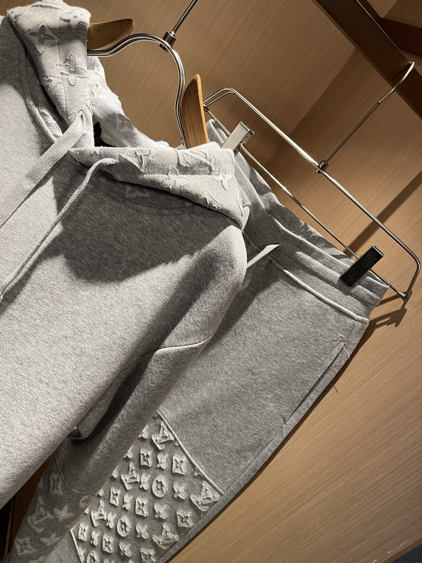 Louis Vuit*on 路易家族 2025秋冬新款套装，轻奢休闲套装，男女同款👫装饰！路易家族的新高