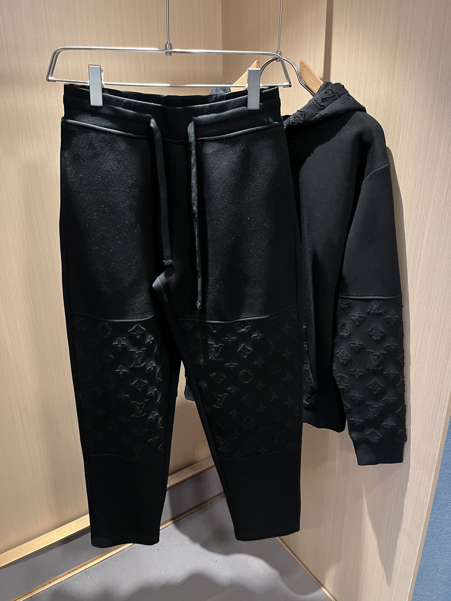 Louis Vuit*on 路易家族 2025秋冬新款套装，轻奢休闲套装，男女同款👫装饰！路易家族的新高