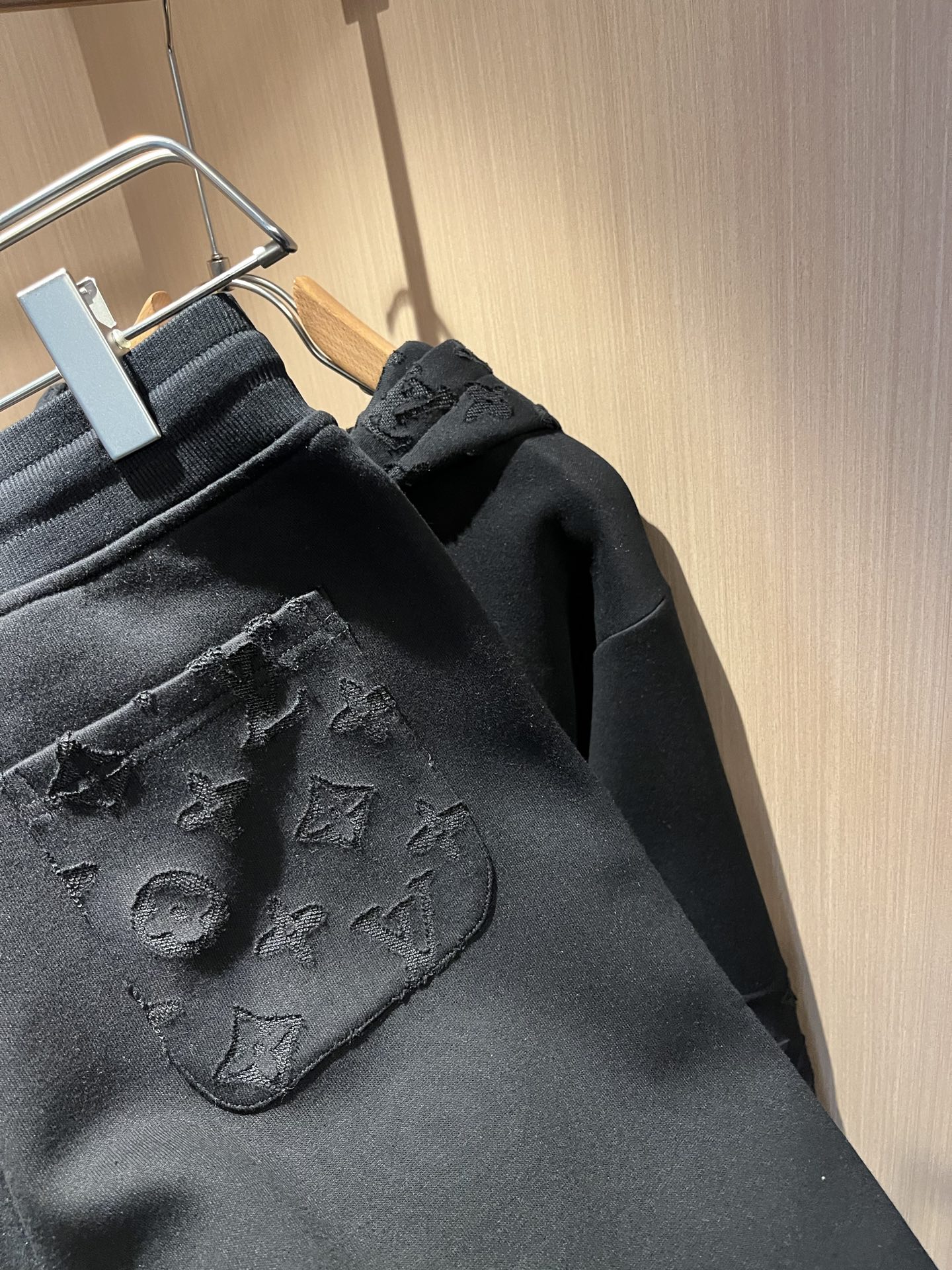 Louis Vuit*on 路易家族 2025秋冬新款套装，轻奢休闲套装，男女同款👫装饰！路易家族的新高