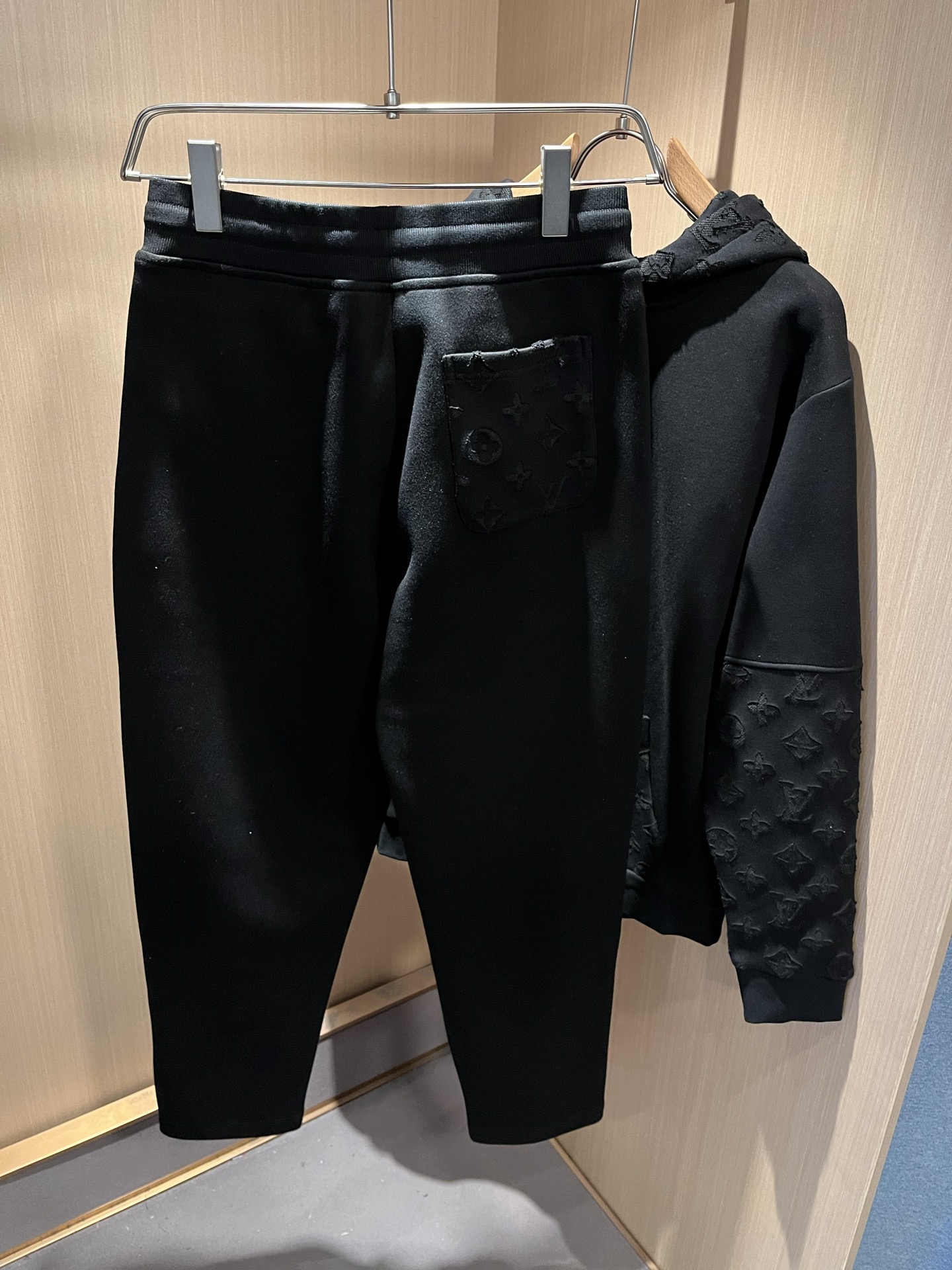 Louis Vuit*on 路易家族 2025秋冬新款套装，轻奢休闲套装，男女同款👫装饰！路易家族的新高