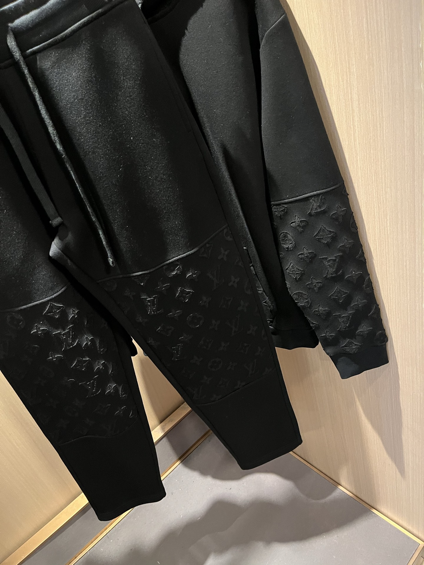 Louis Vuit*on 路易家族 2025秋冬新款套装，轻奢休闲套装，男女同款👫装饰！路易家族的新高