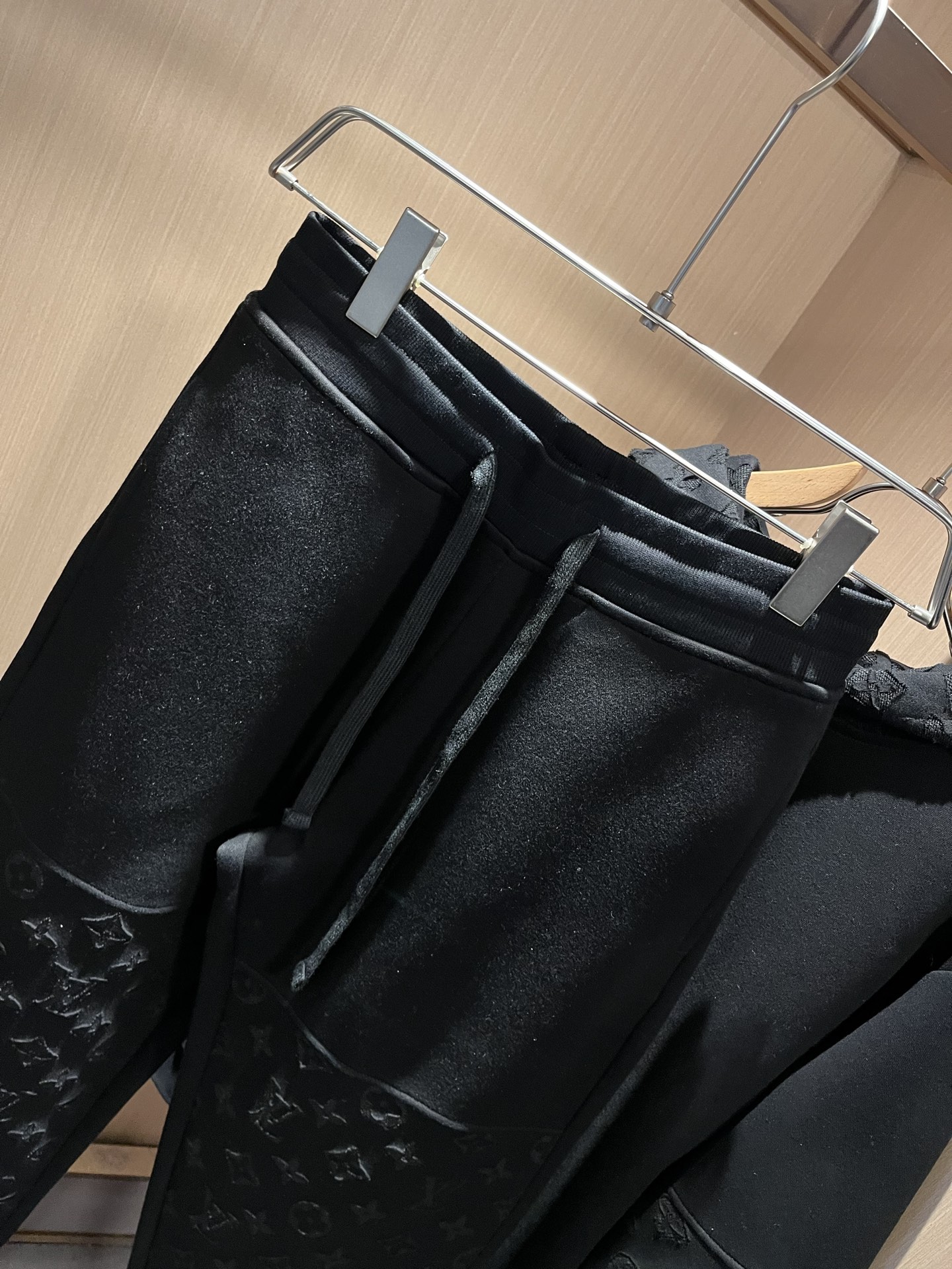 Louis Vuit*on 路易家族 2025秋冬新款套装，轻奢休闲套装，男女同款👫装饰！路易家族的新高