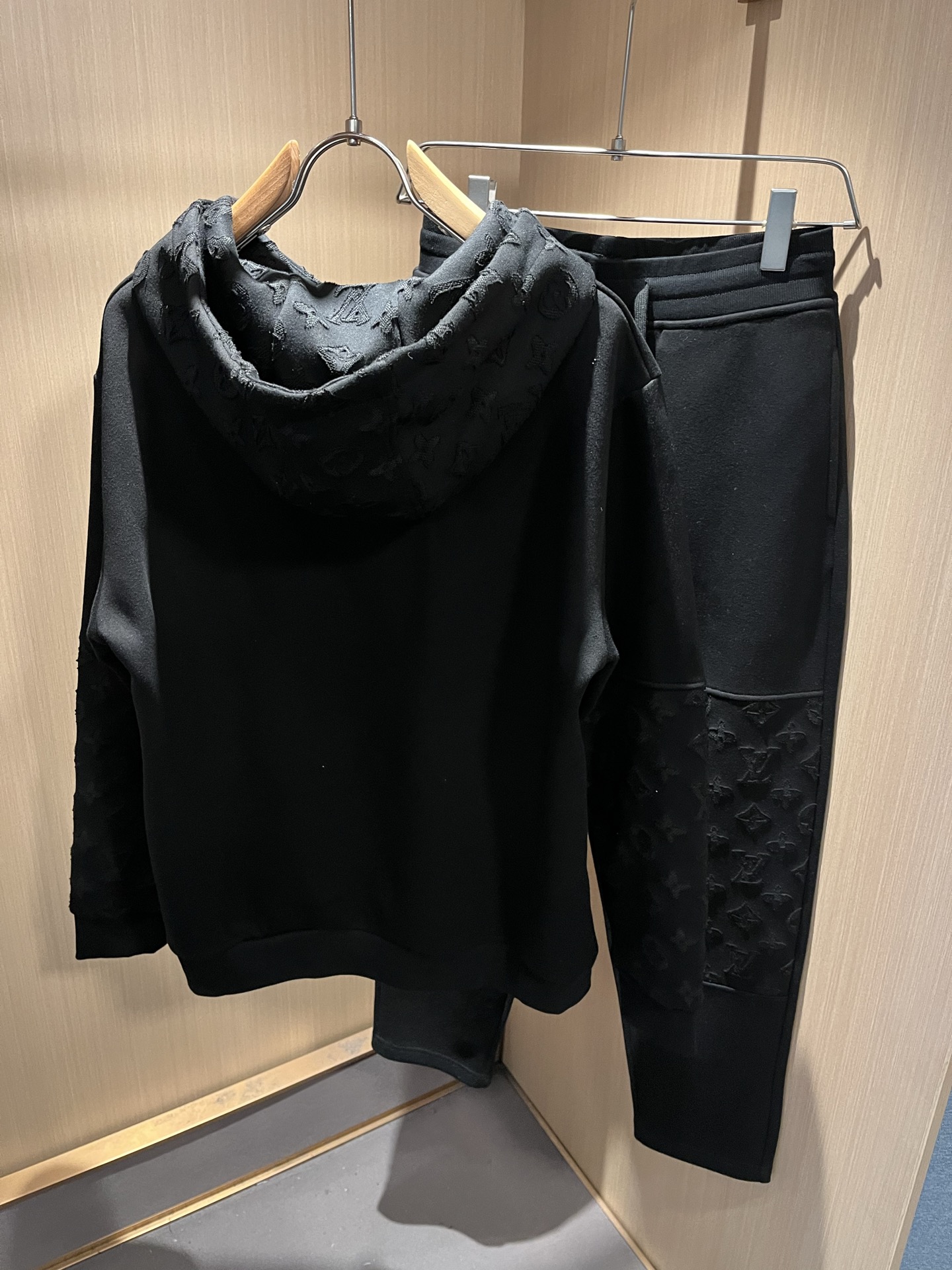 Louis Vuit*on 路易家族 2025秋冬新款套装，轻奢休闲套装，男女同款👫装饰！路易家族的新高