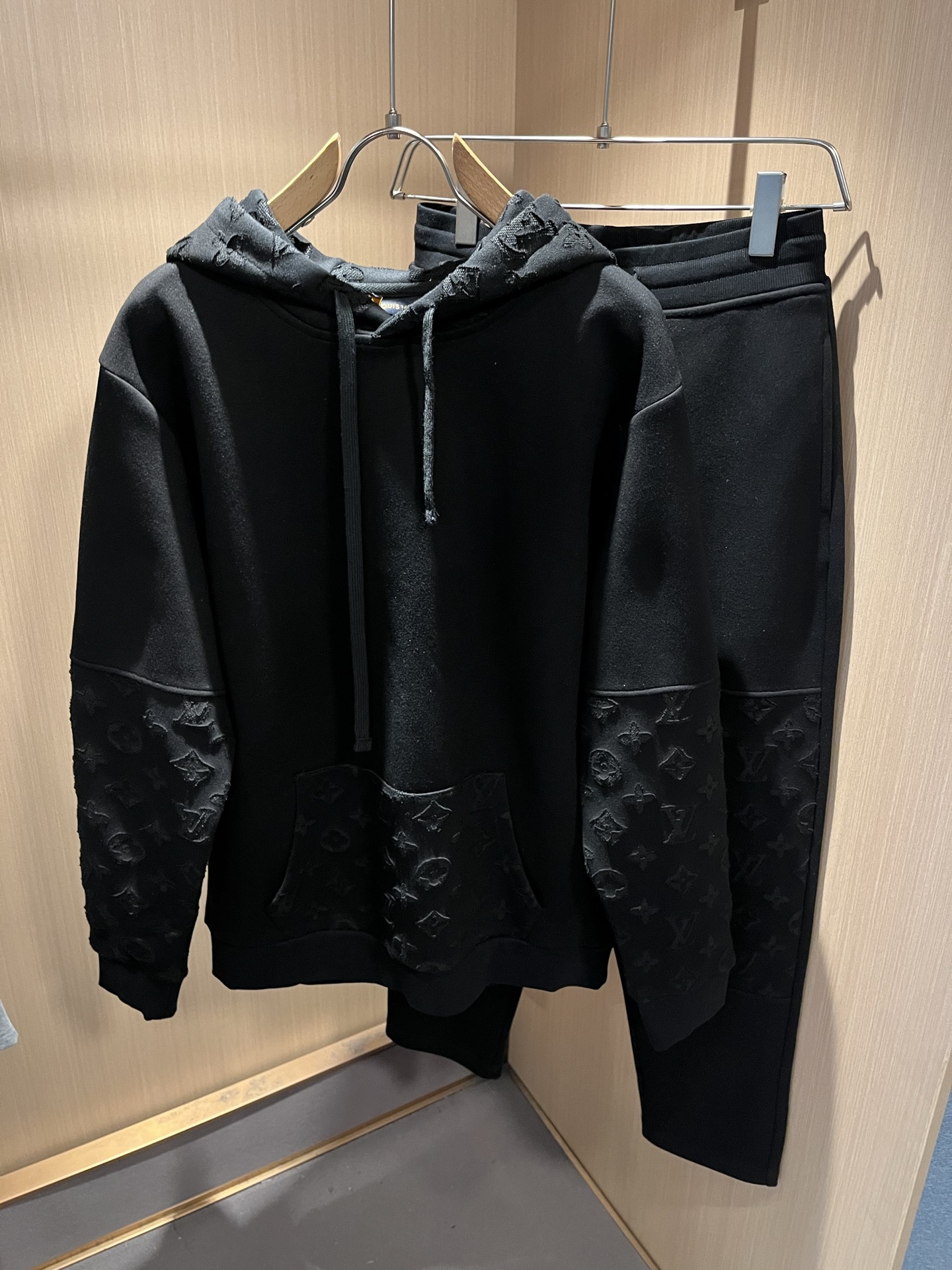 Louis Vuit*on 路易家族 2025秋冬新款套装，轻奢休闲套装，男女同款👫装饰！路易家族的新高