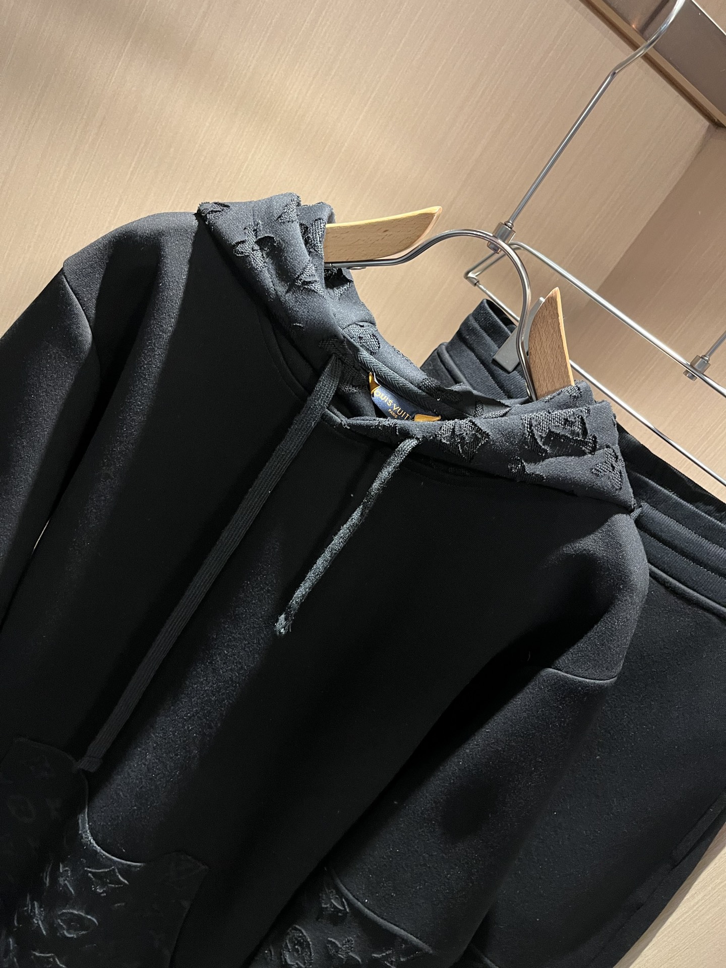 Louis Vuit*on 路易家族 2025秋冬新款套装，轻奢休闲套装，男女同款👫装饰！路易家族的新高