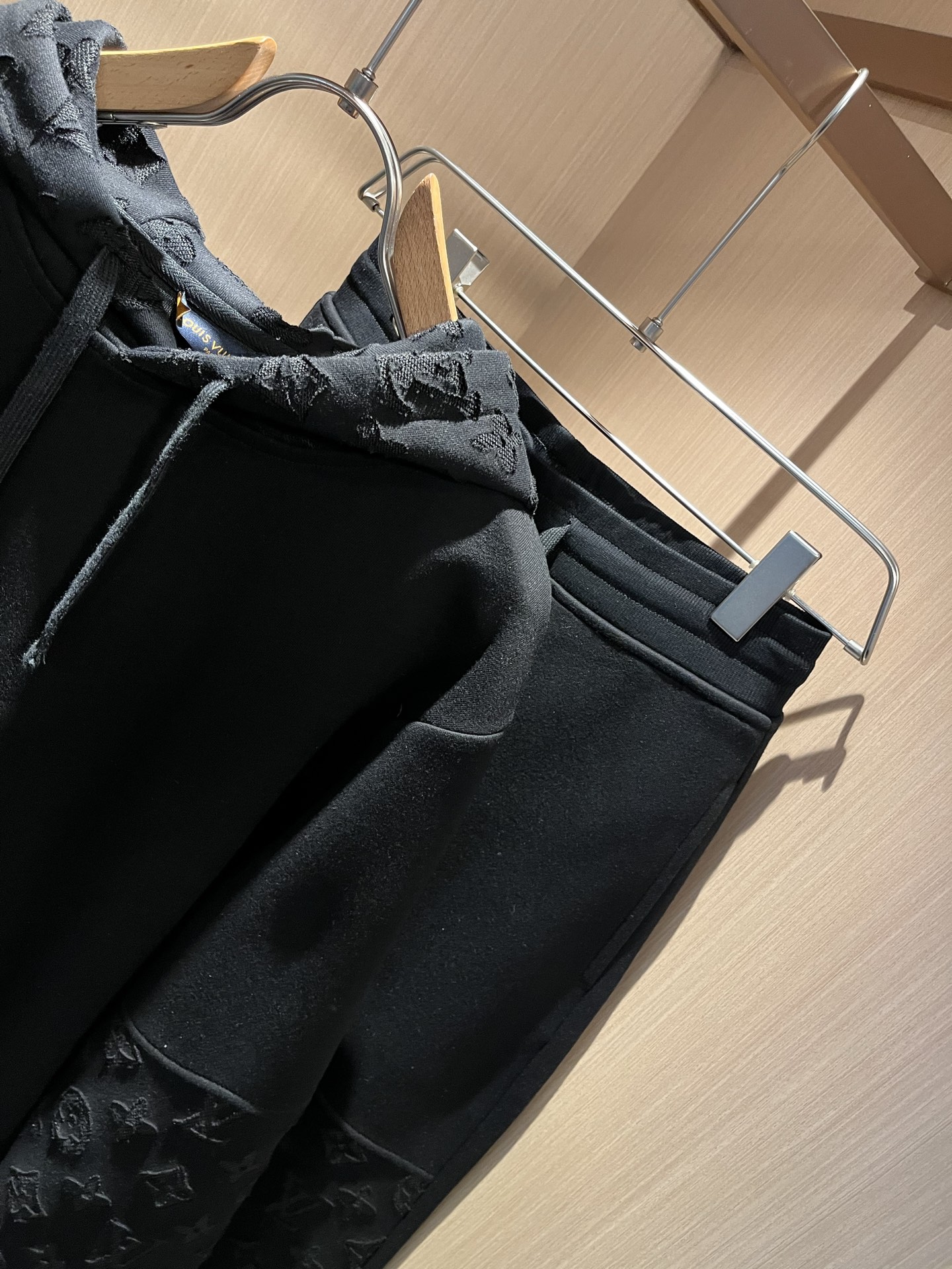 Louis Vuit*on 路易家族 2025秋冬新款套装，轻奢休闲套装，男女同款👫装饰！路易家族的新高